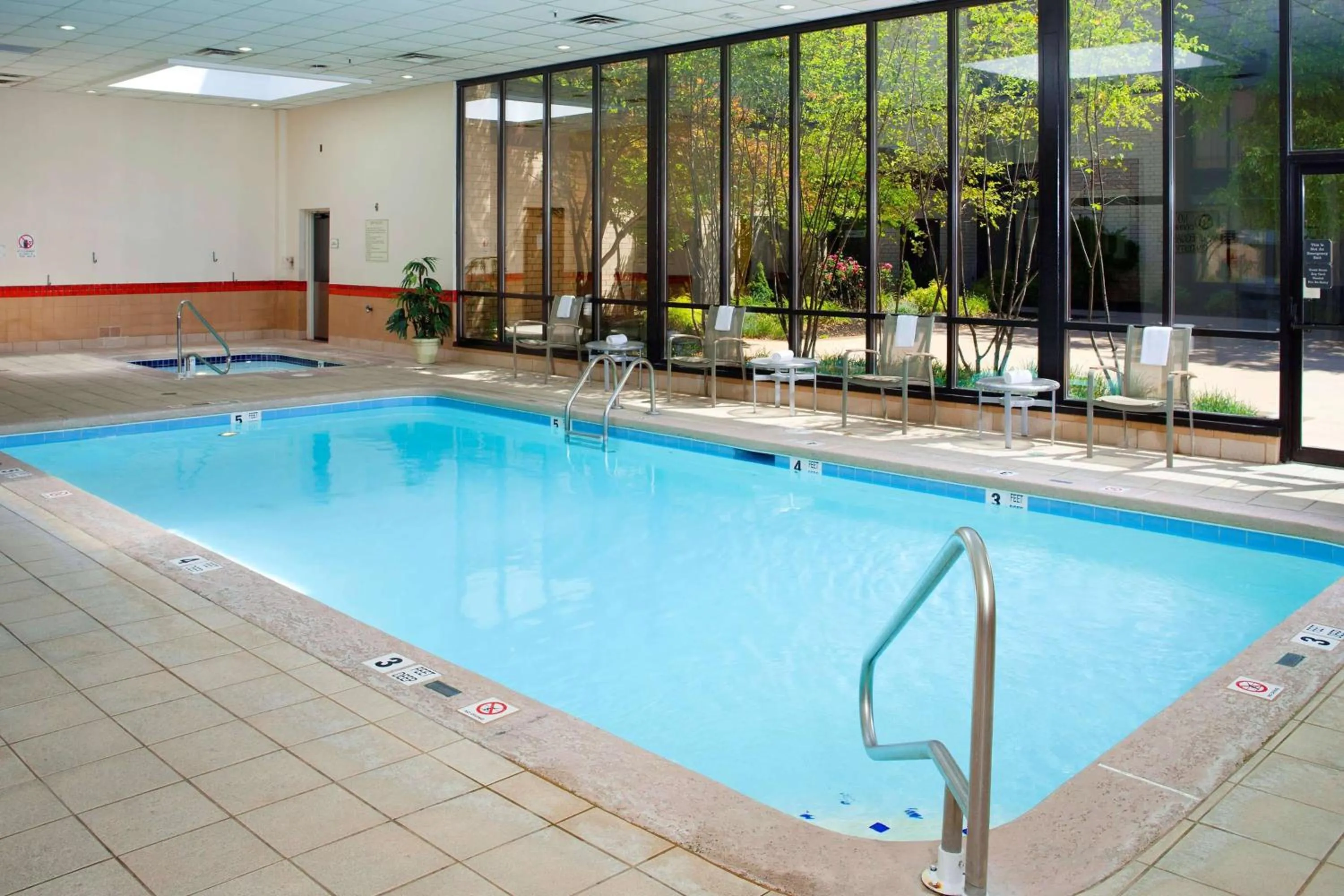 Swimming pool in DoubleTree by Hilton Columbus/Worthington