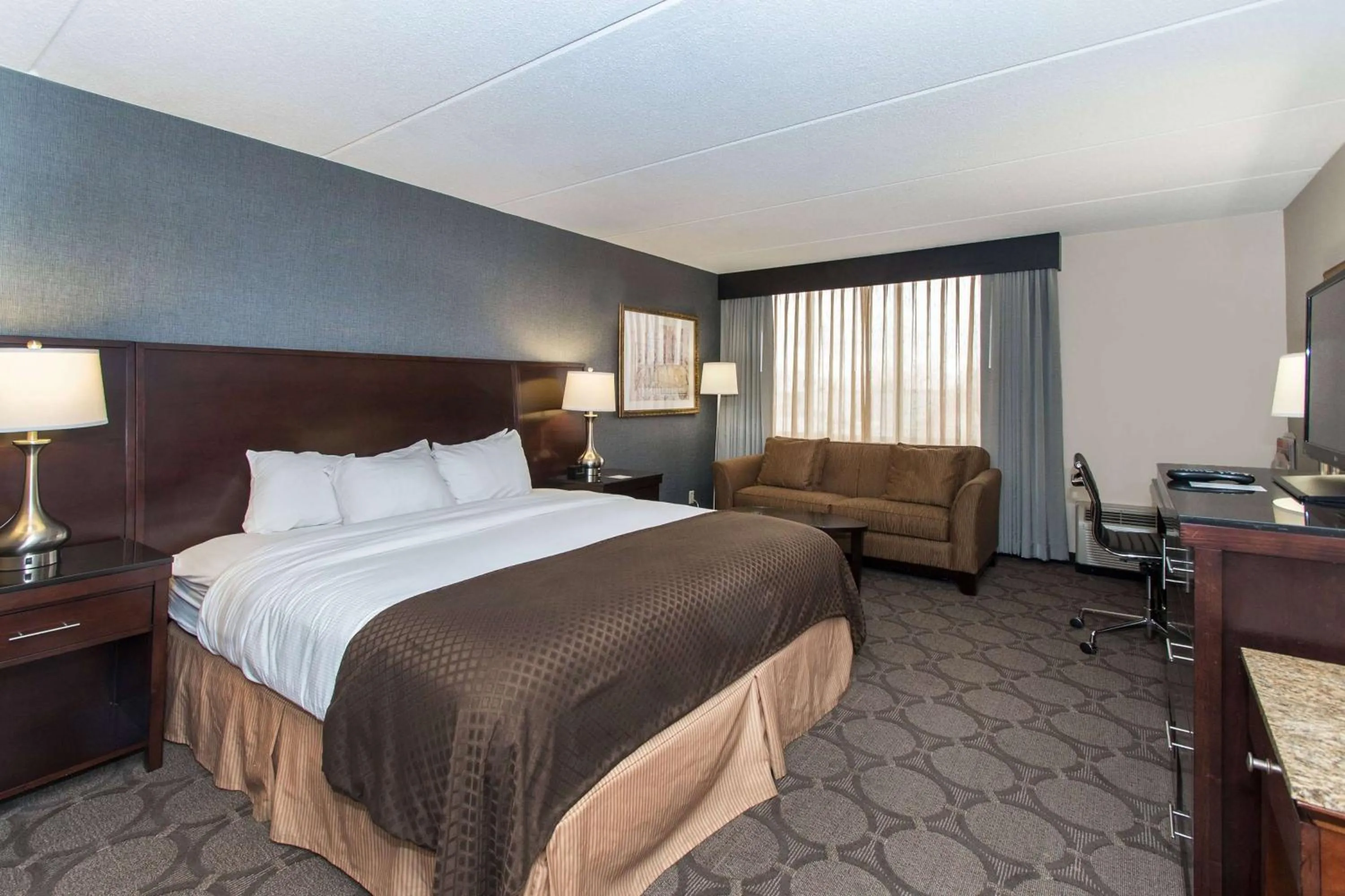 Photo of the whole room in Wyndham Columbus