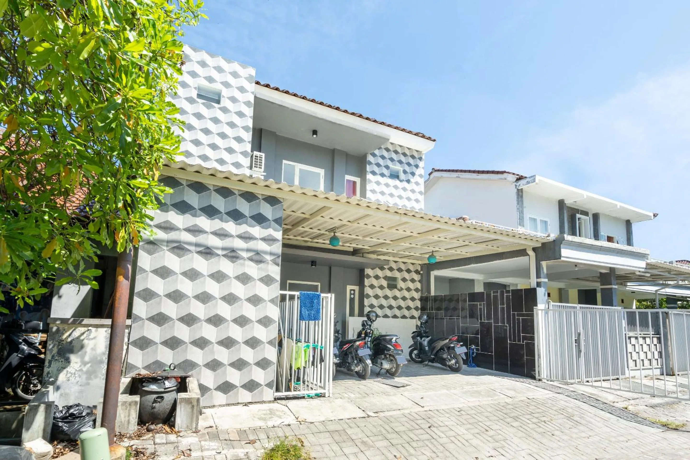 Facade/entrance, Property Building in OYO 3782 Gunung Anyar