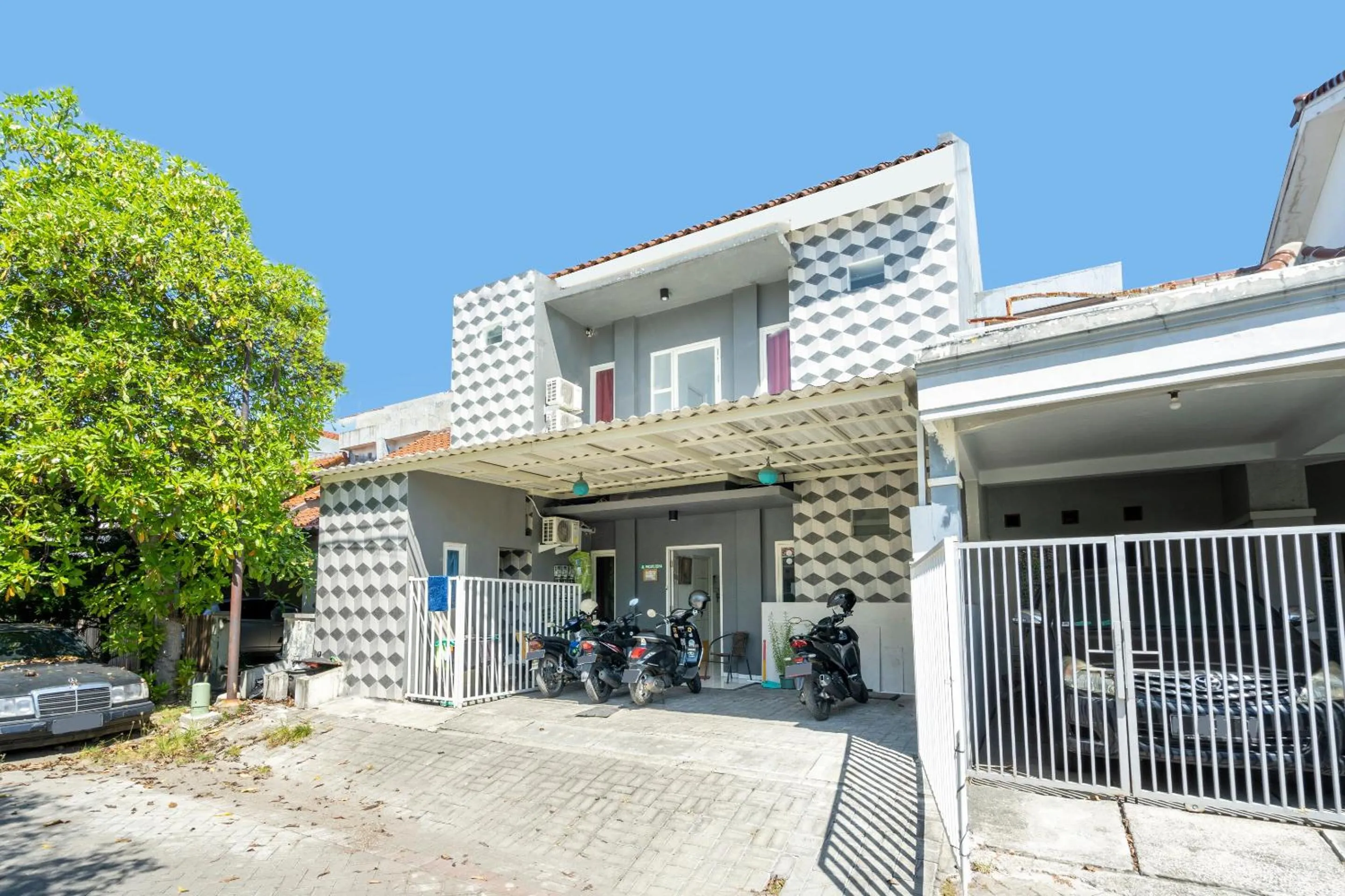 Facade/entrance, Property Building in OYO 3782 Gunung Anyar