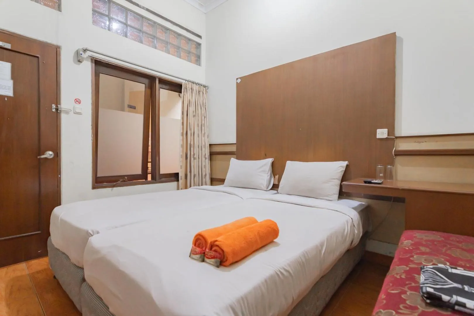 wardrobe, Bed in RedDoorz at Hotel Lodaya Bandung