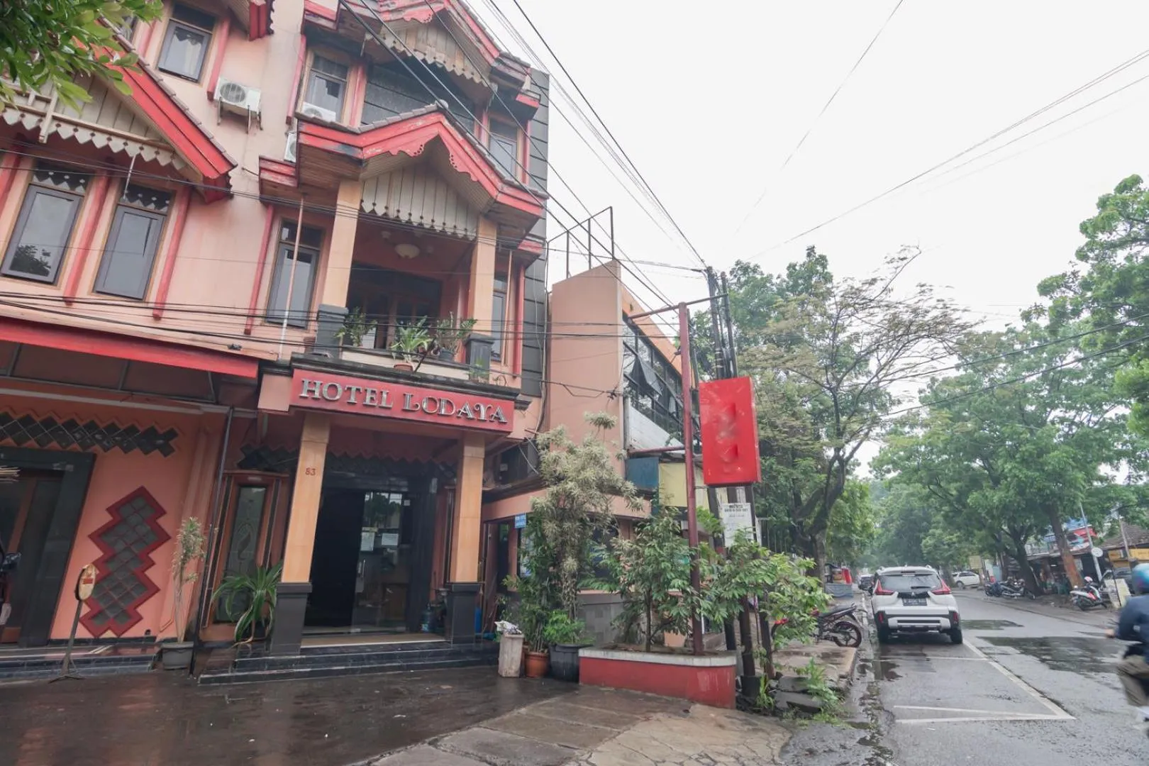 Property building in RedDoorz at Hotel Lodaya Bandung