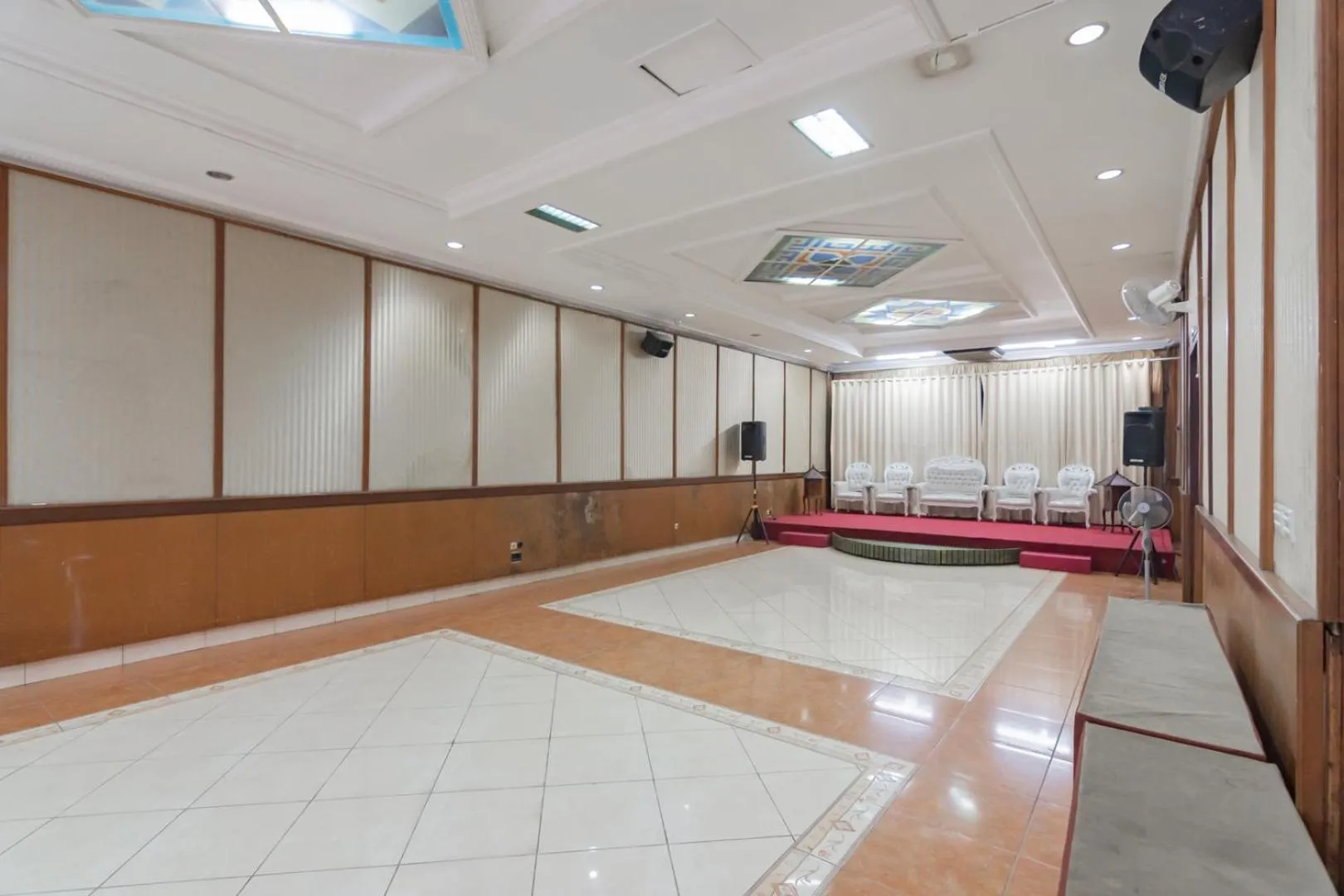 Seating area in RedDoorz at Hotel Lodaya Bandung