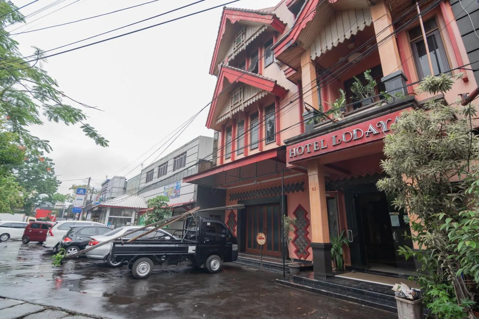 Property building in RedDoorz at Hotel Lodaya Bandung