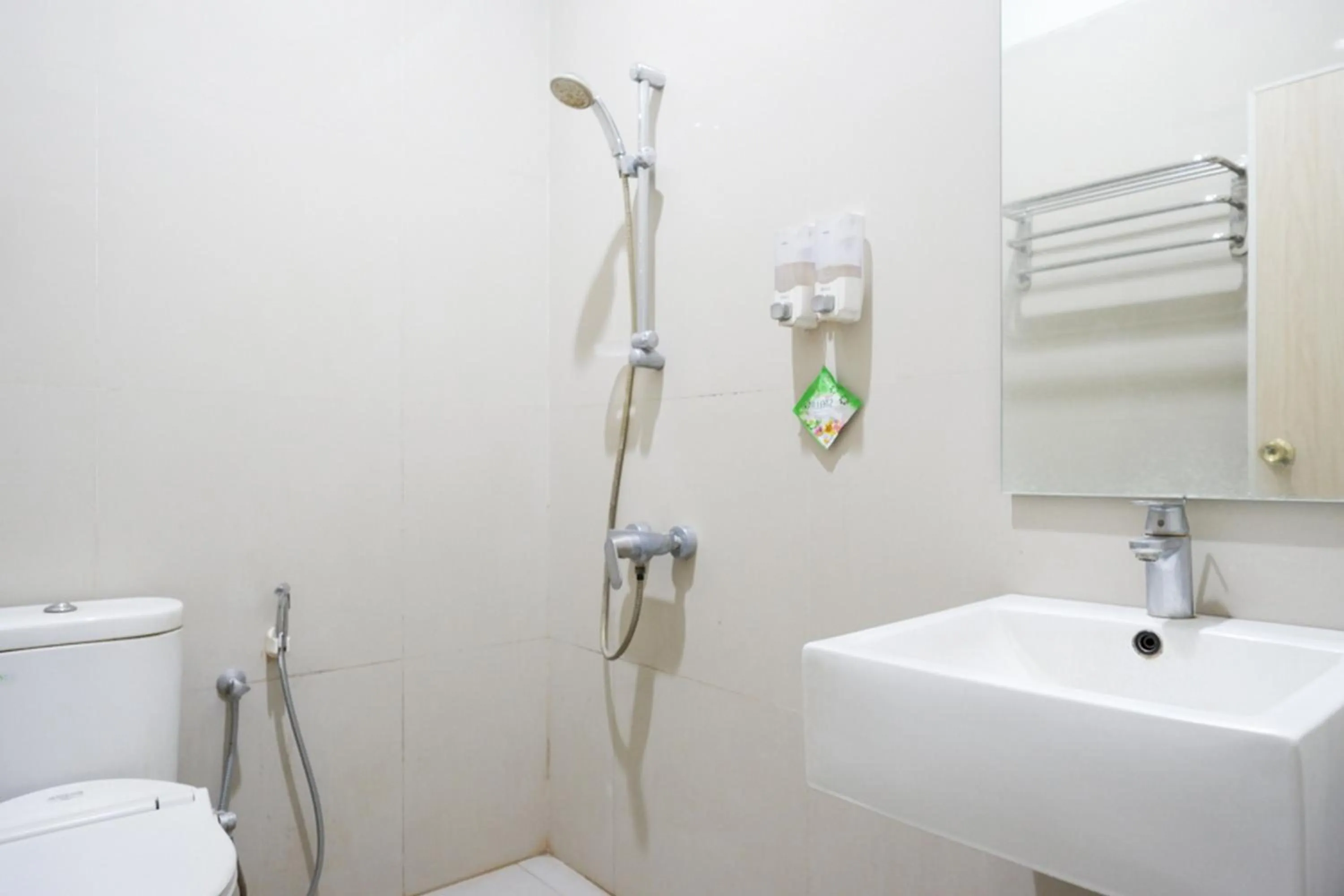 Shower in Pineapple Mansion Solo Mitra RedDoorz near RS JIH Solo