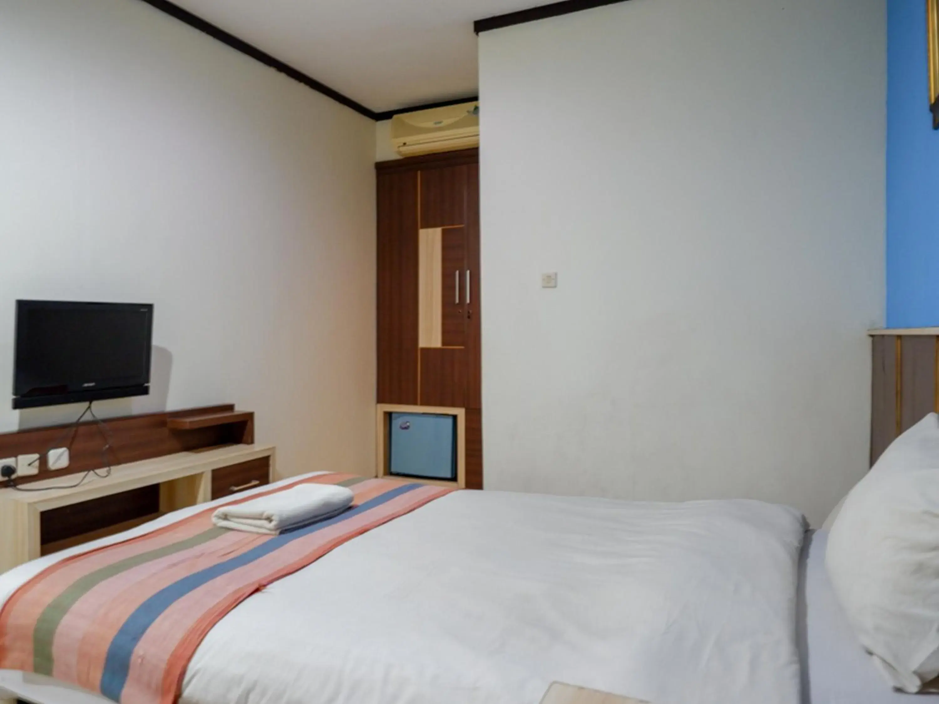 Bed in Pineapple Mansion Solo Mitra RedDoorz near RS JIH Solo Bed in Pineapple Mansion Solo Mitra RedDoorz near RS JIH Solo