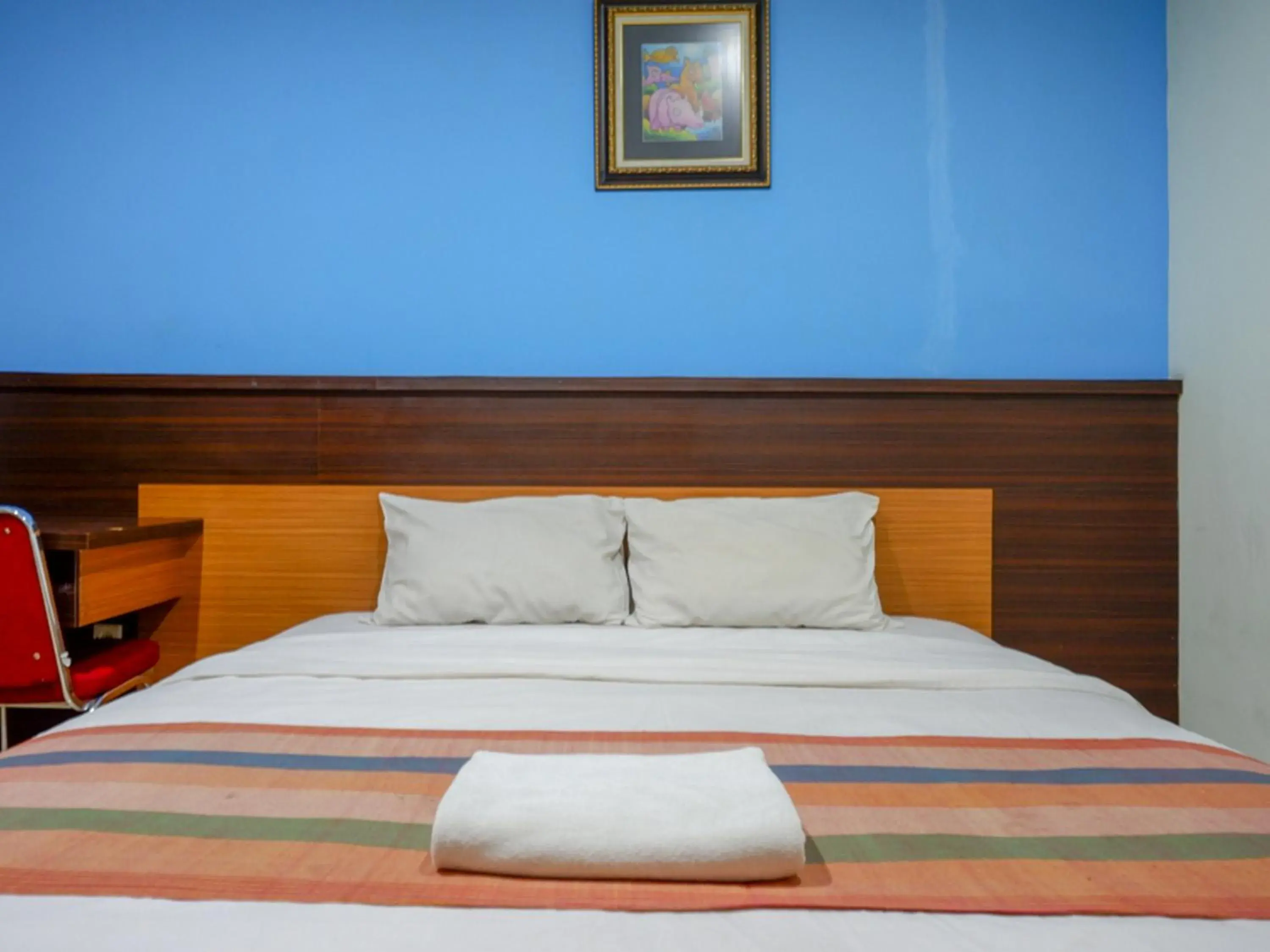 Bed in Pineapple Mansion Solo Mitra RedDoorz near RS JIH Solo Bed in Pineapple Mansion Solo Mitra RedDoorz near RS JIH Solo