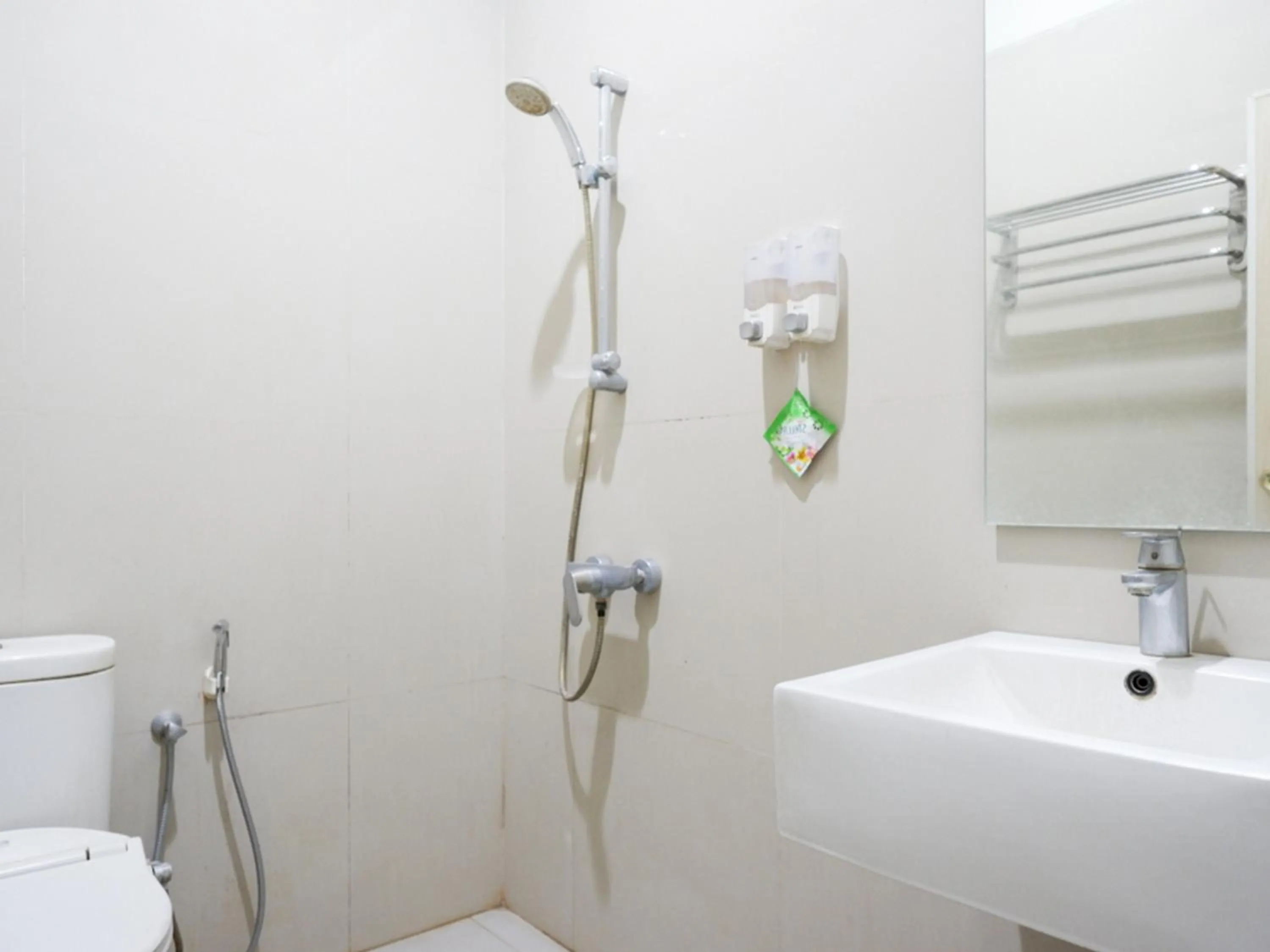 Shower in Pineapple Mansion Solo Mitra RedDoorz near RS JIH Solo