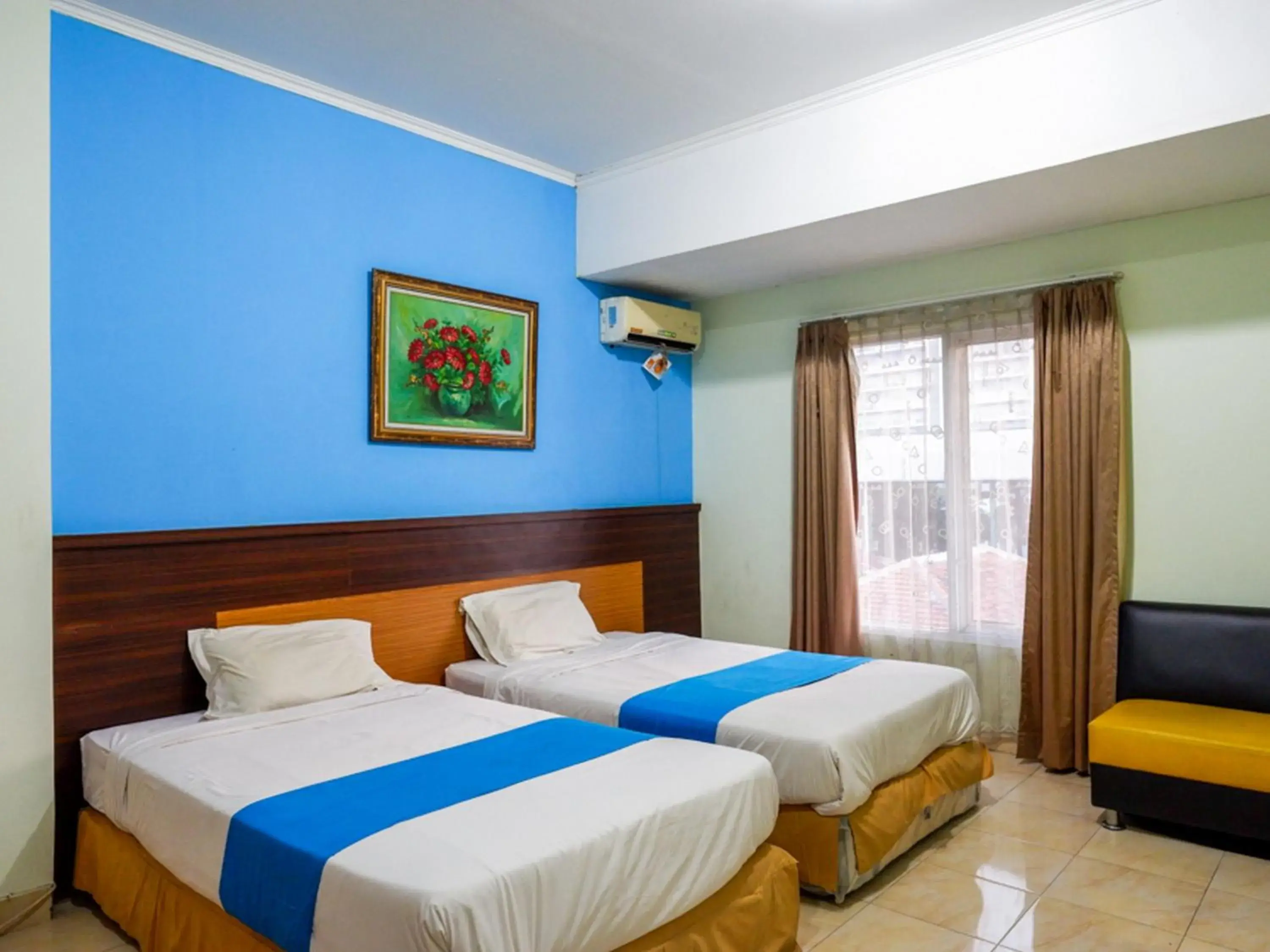 Deluxe Twin Room - single occupancy in Pineapple Mansion Solo Mitra RedDoorz near RS JIH Solo Deluxe Twin Room - single occupancy in Pineapple Mansion Solo Mitra RedDoorz near RS JIH Solo
