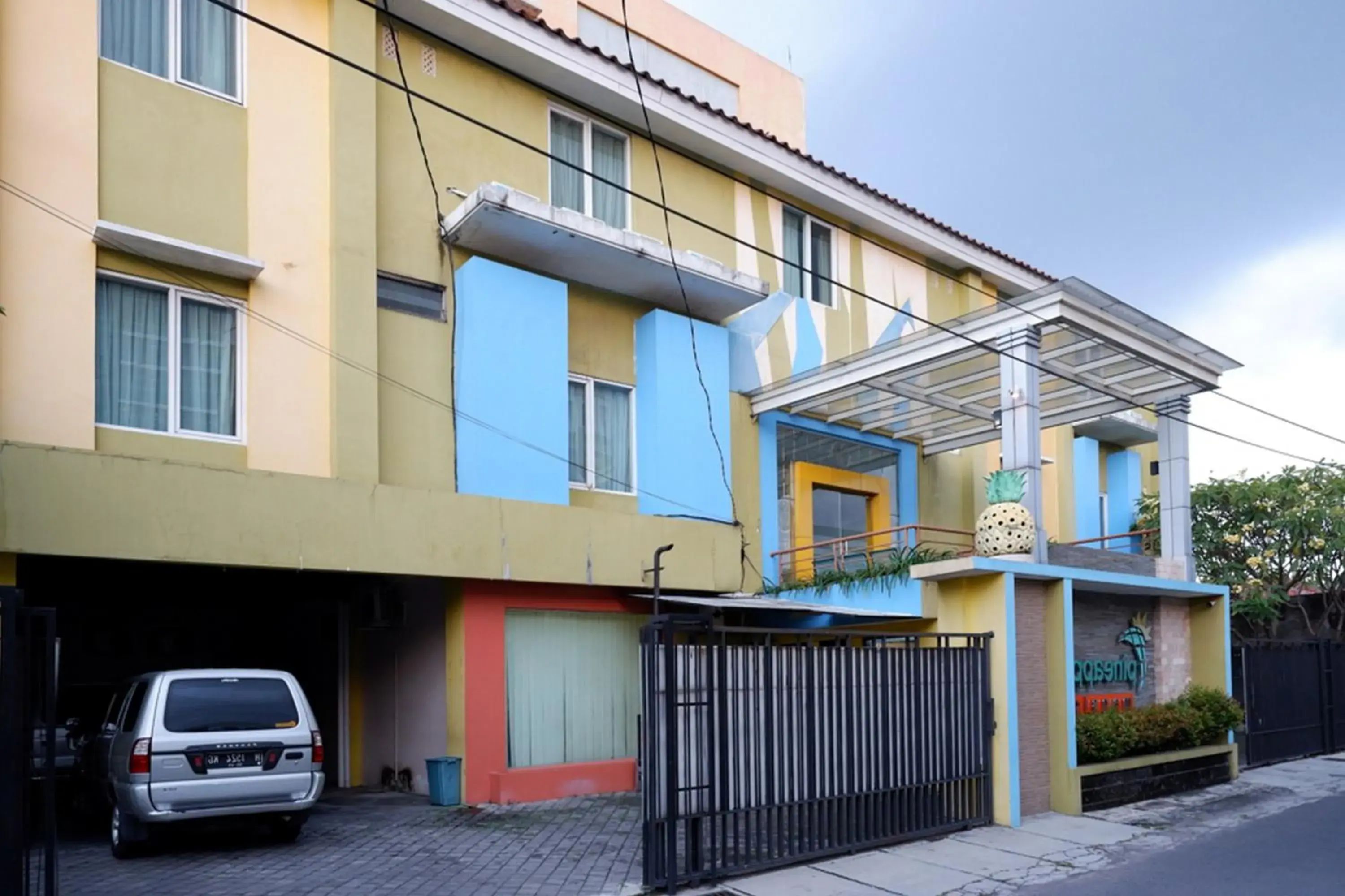 Property building in Pineapple Mansion Solo Mitra RedDoorz near RS JIH Solo Property building in Pineapple Mansion Solo Mitra RedDoorz near RS JIH Solo