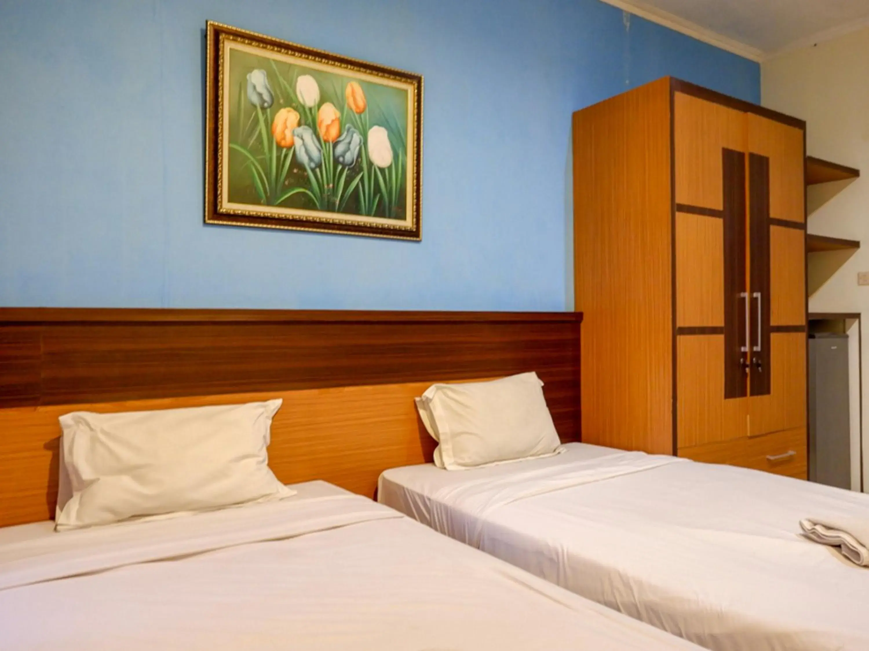 Twin Room - single occupancy in Pineapple Mansion Solo Mitra RedDoorz near RS JIH Solo Twin Room - single occupancy in Pineapple Mansion Solo Mitra RedDoorz near RS JIH Solo