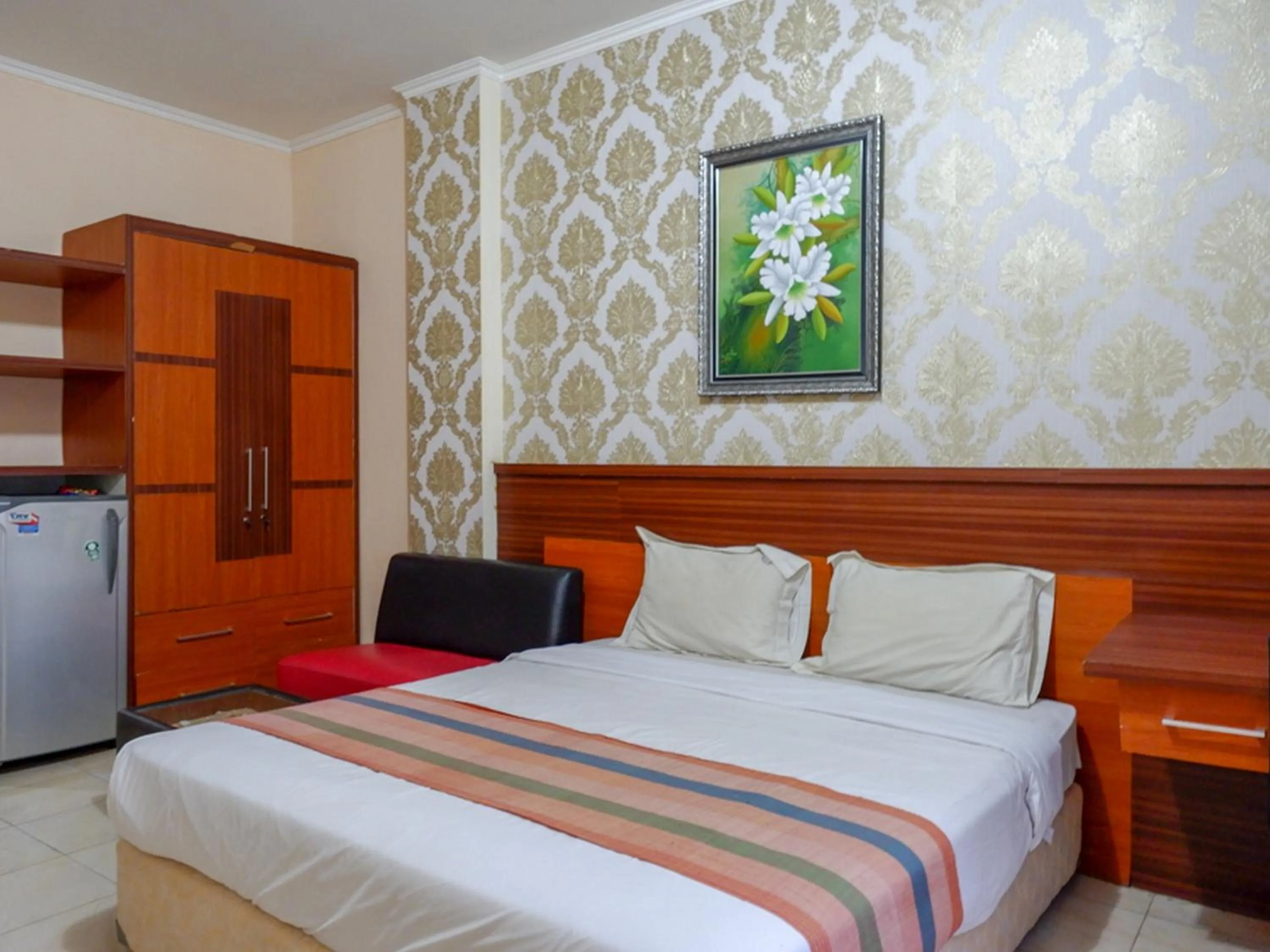 Bed in Pineapple Mansion Solo Mitra RedDoorz near RS JIH Solo