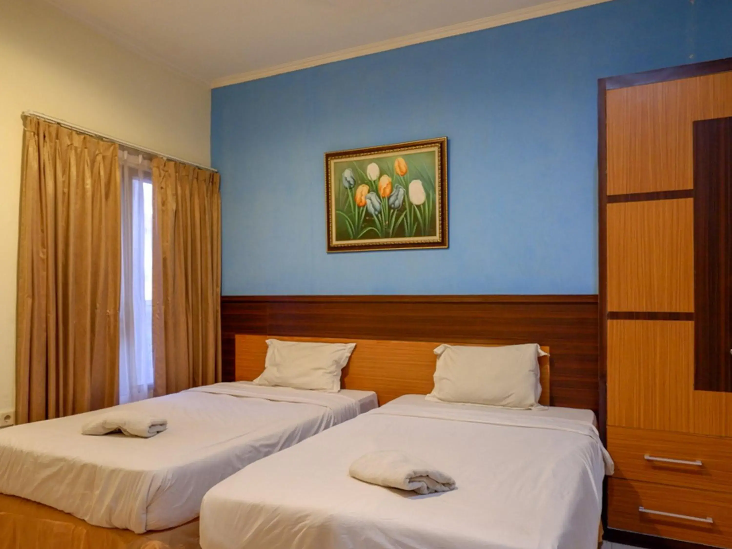 Twin Room - single occupancy in Pineapple Mansion Solo Mitra RedDoorz near RS JIH Solo Twin Room - single occupancy in Pineapple Mansion Solo Mitra RedDoorz near RS JIH Solo