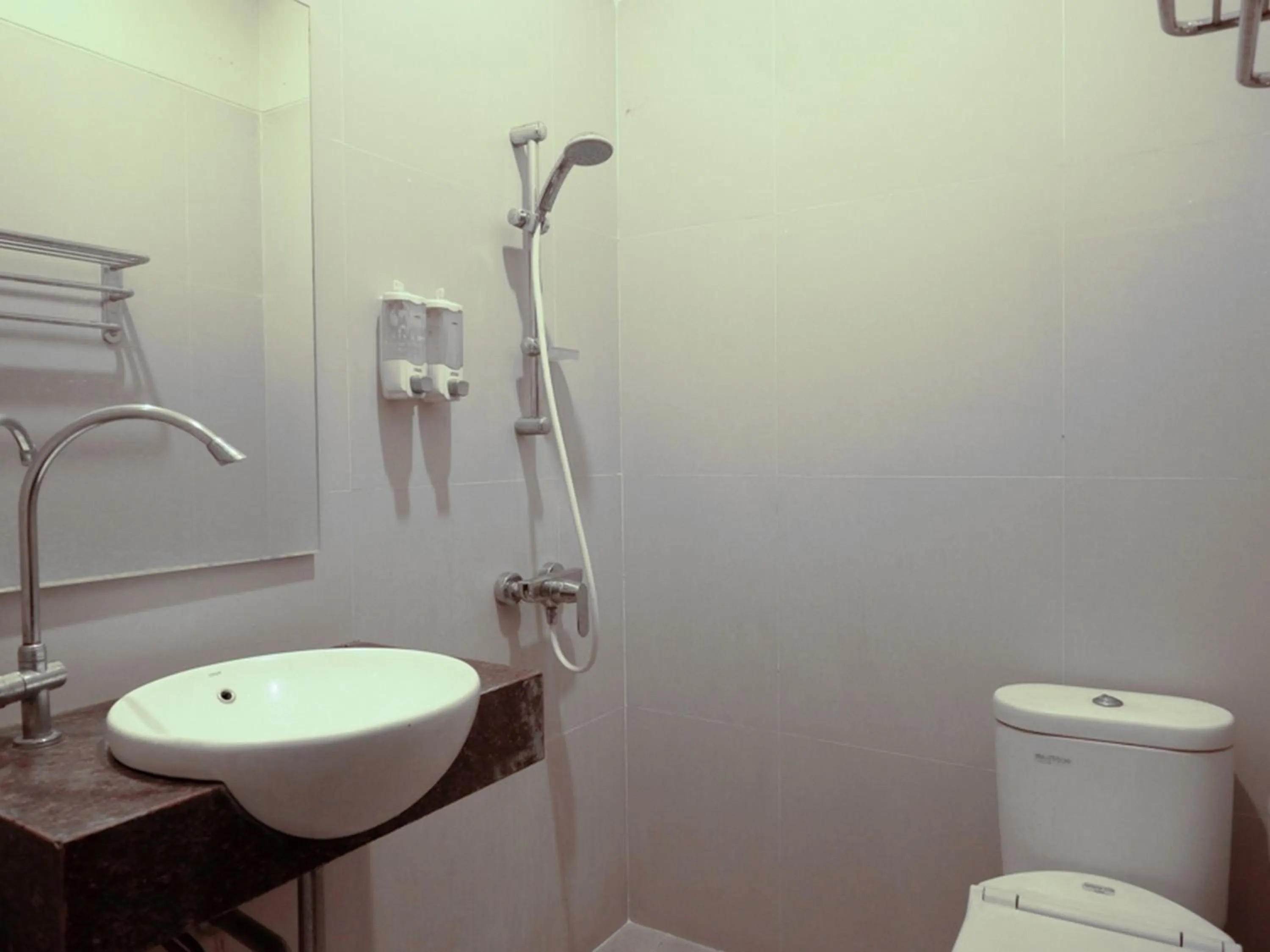 Shower in Pineapple Mansion Solo Mitra RedDoorz near RS JIH Solo