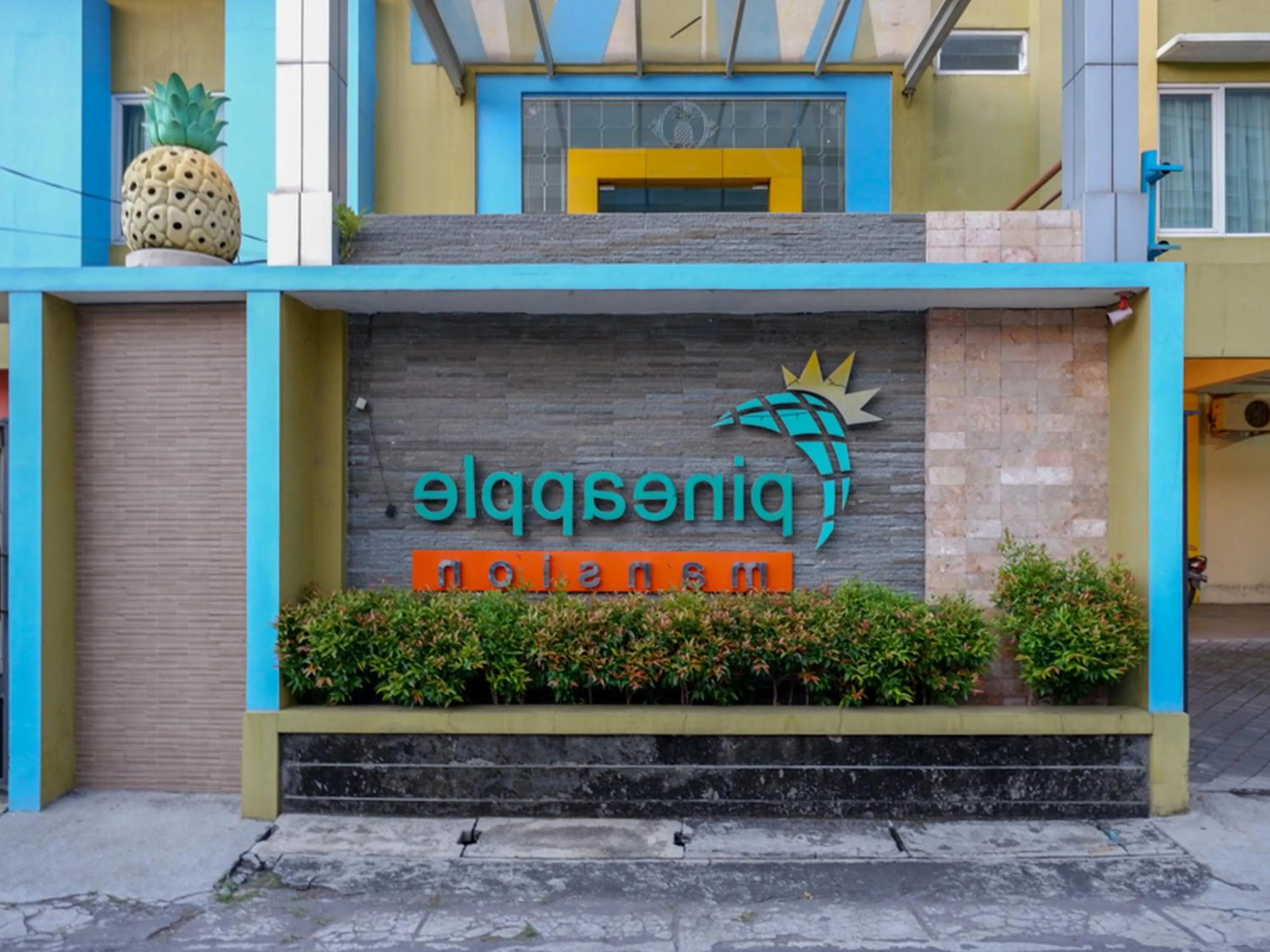 Property logo or sign in Pineapple Mansion Solo Mitra RedDoorz near RS JIH Solo