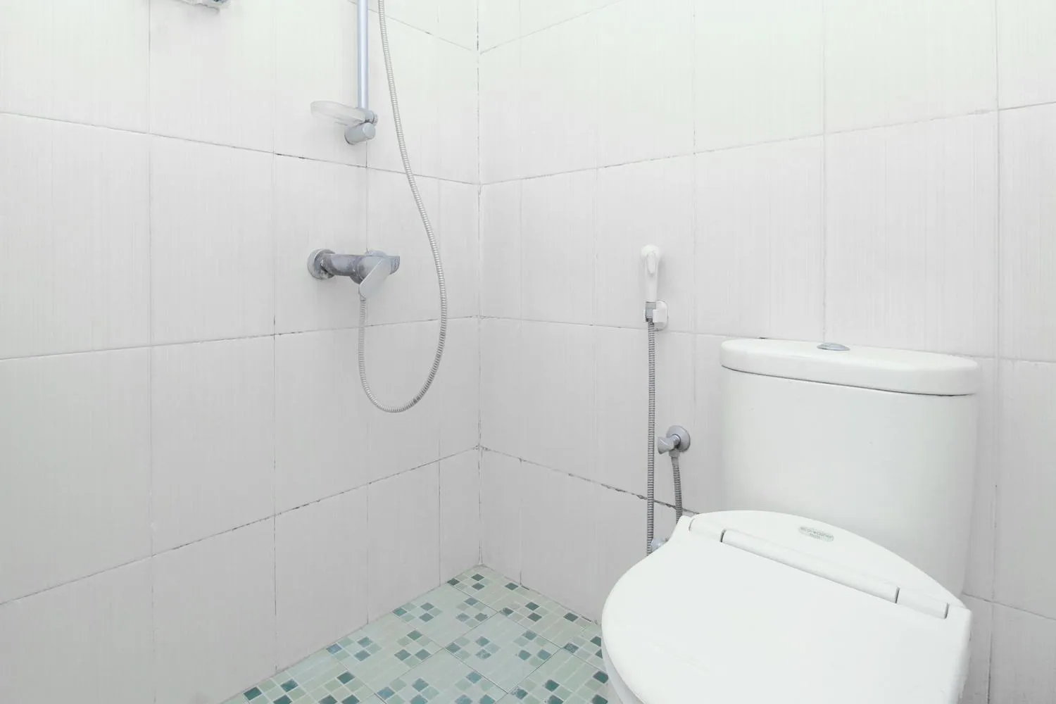 Bathroom in Pineapple Mansion Solo Mitra RedDoorz near RS JIH Solo