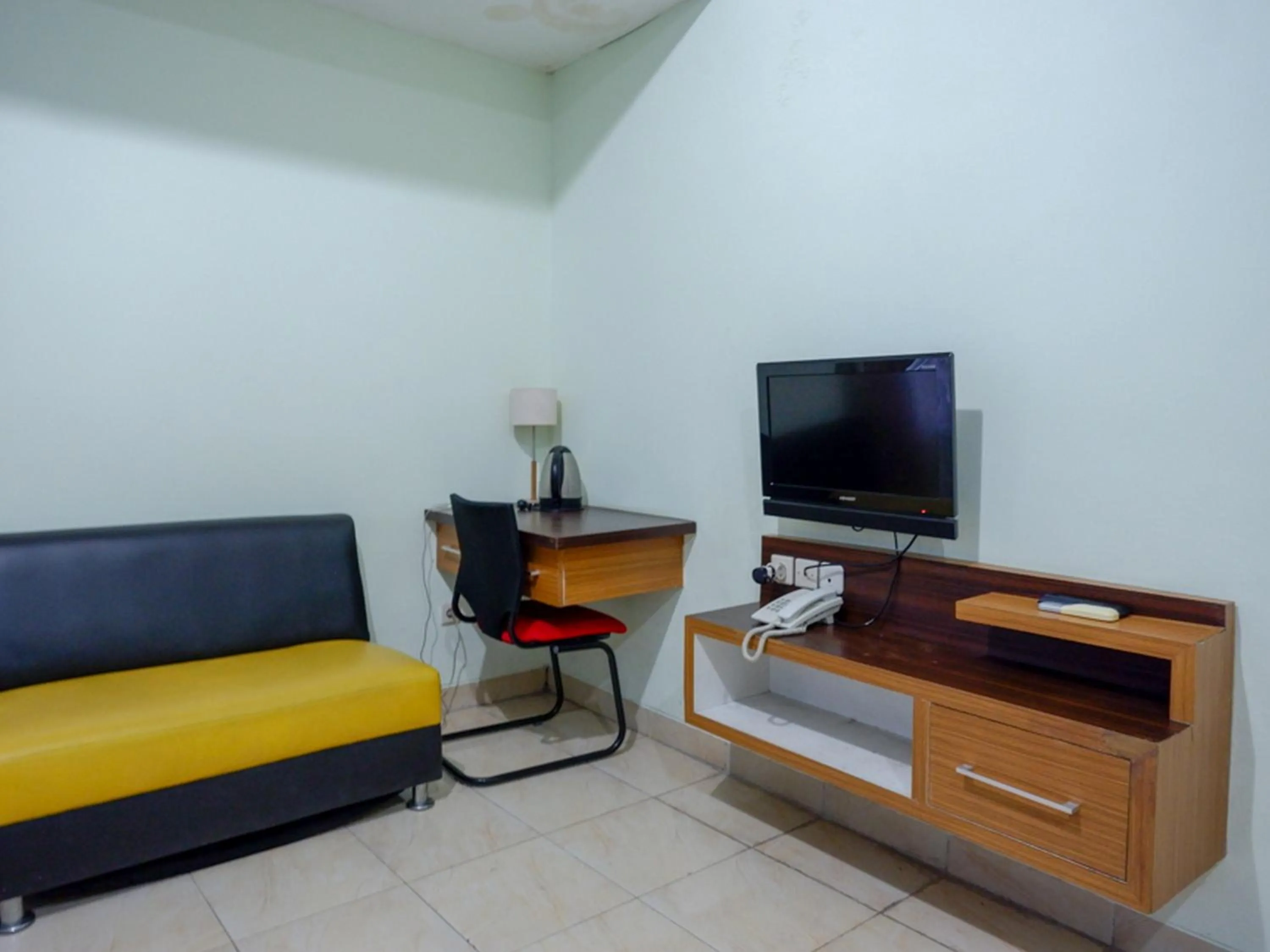 TV and multimedia in Pineapple Mansion Solo Mitra RedDoorz near RS JIH Solo