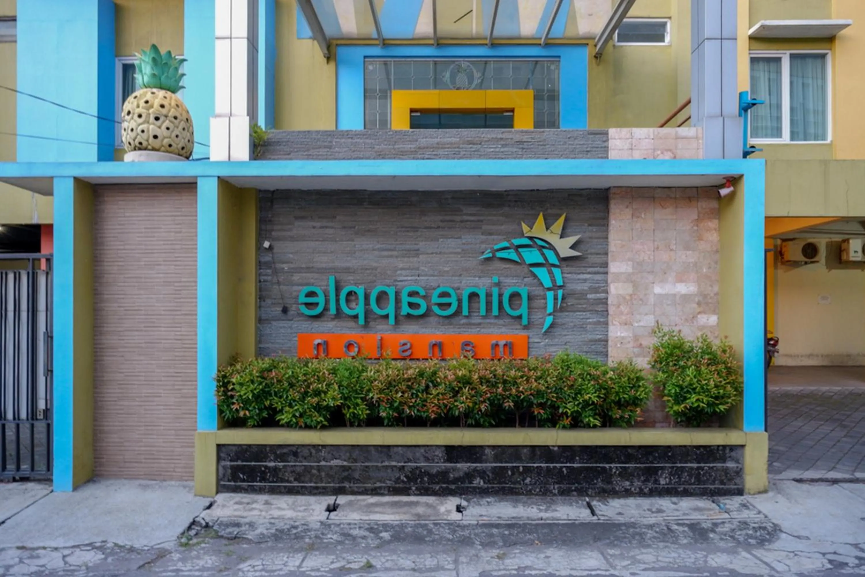 Property building in Pineapple Mansion Solo Mitra RedDoorz near RS JIH Solo