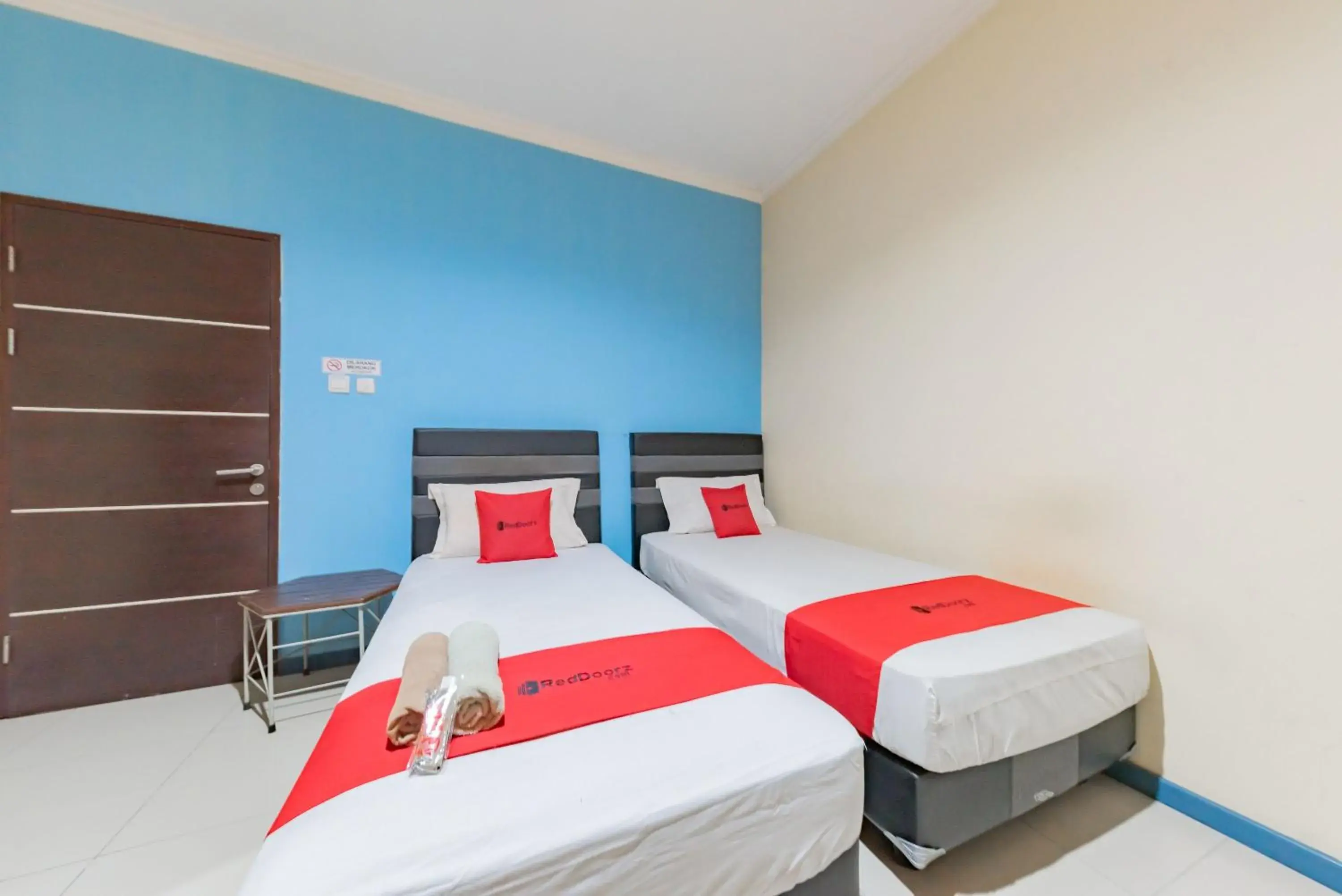 Twin Room in RedDoorz Syariah @ Pangeran Suryanata Samarinda Twin Room in RedDoorz Syariah @ Pangeran Suryanata Samarinda