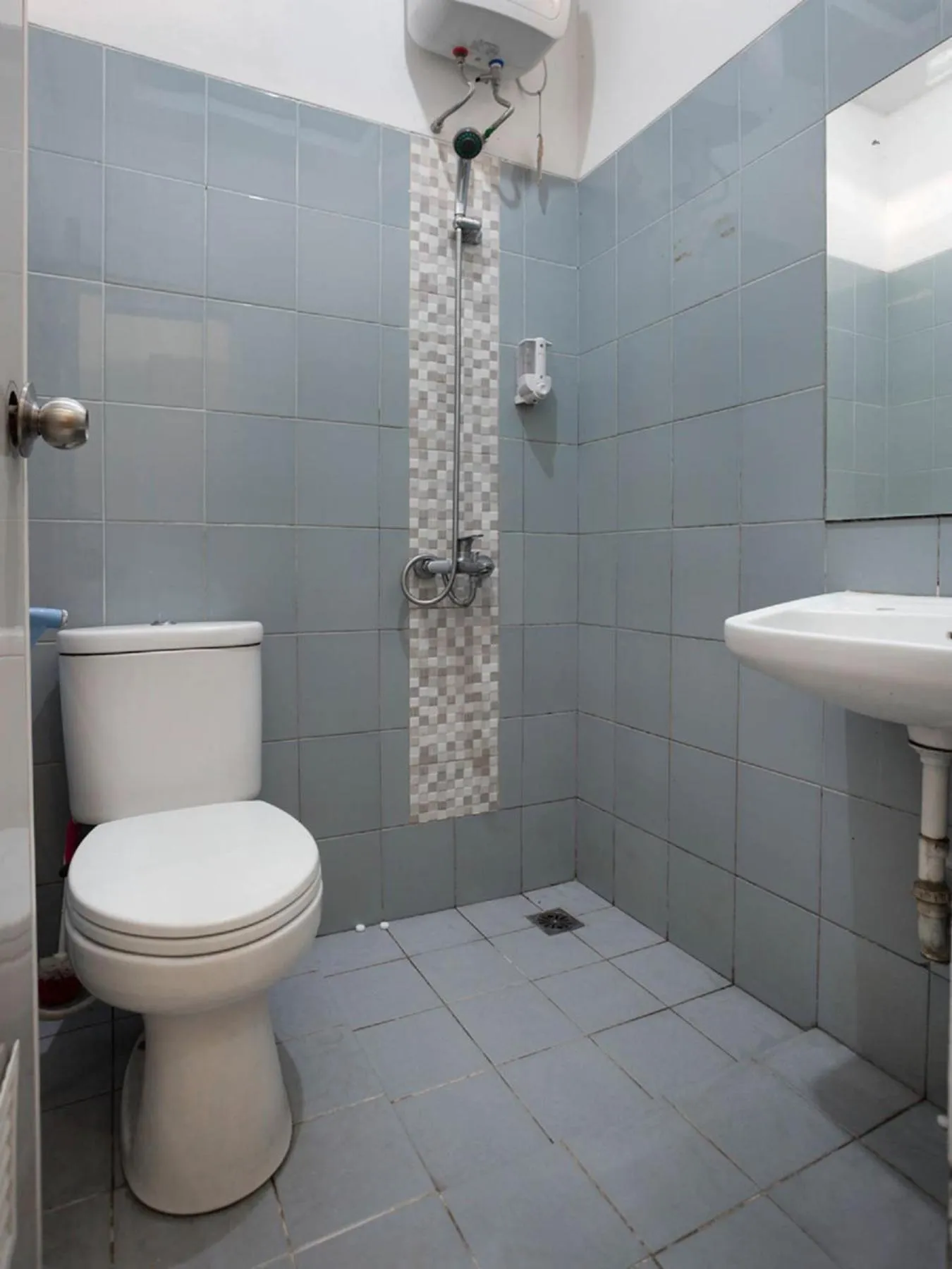 Bathroom in RedDoorz Syariah Plus @ Wisma Bougenville Karawaci