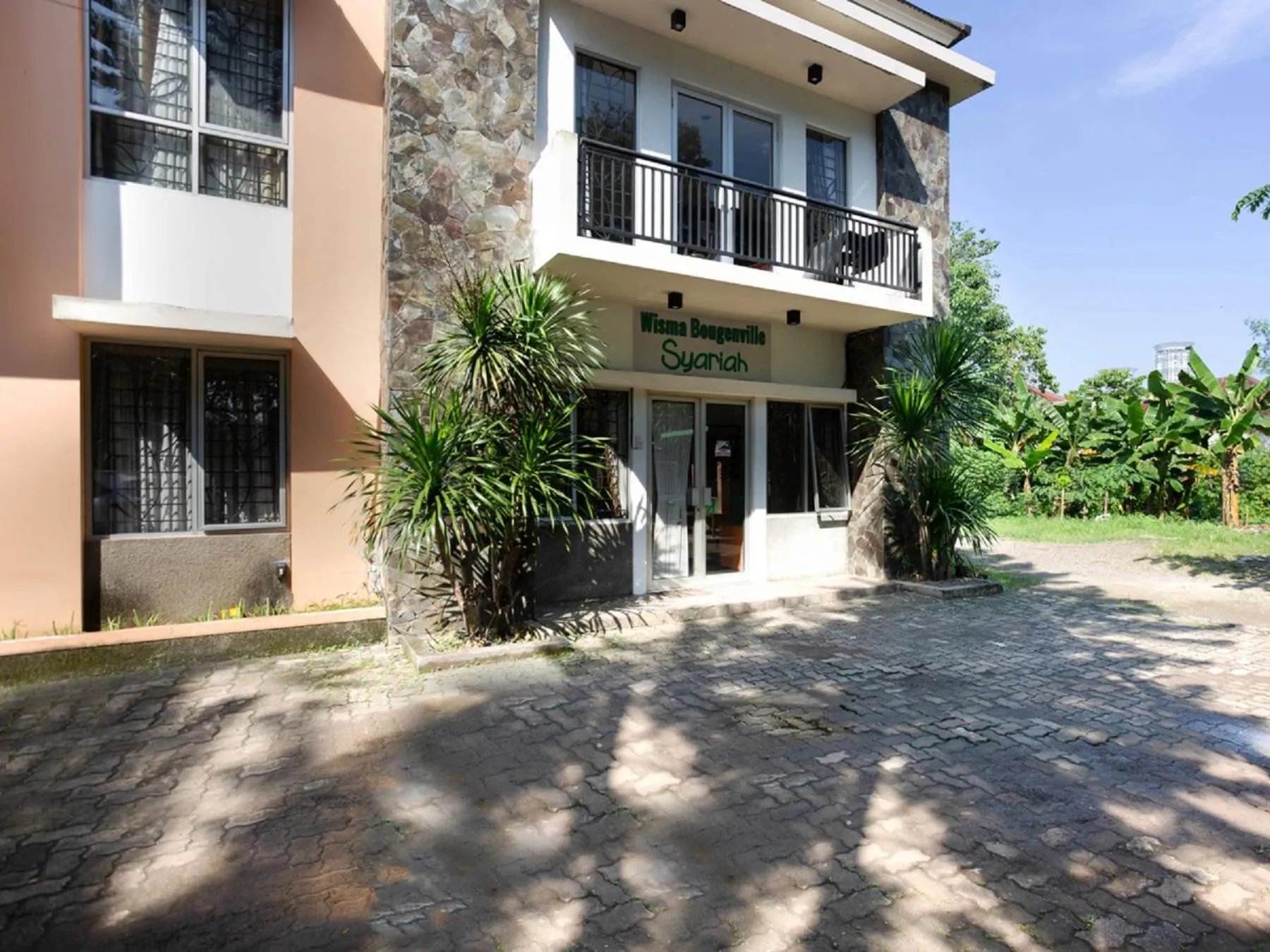 Facade/entrance in RedDoorz Syariah Plus @ Wisma Bougenville Karawaci