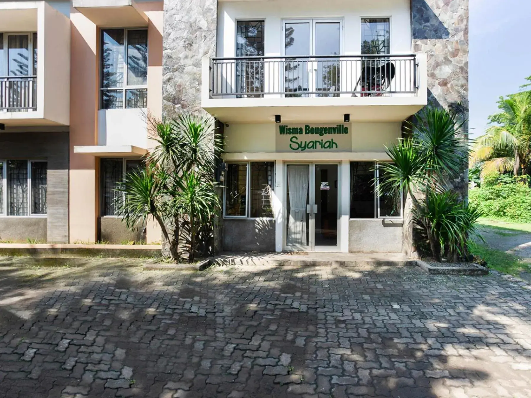 Facade/entrance in RedDoorz Syariah Plus @ Wisma Bougenville Karawaci Facade/entrance in RedDoorz Syariah Plus @ Wisma Bougenville Karawaci