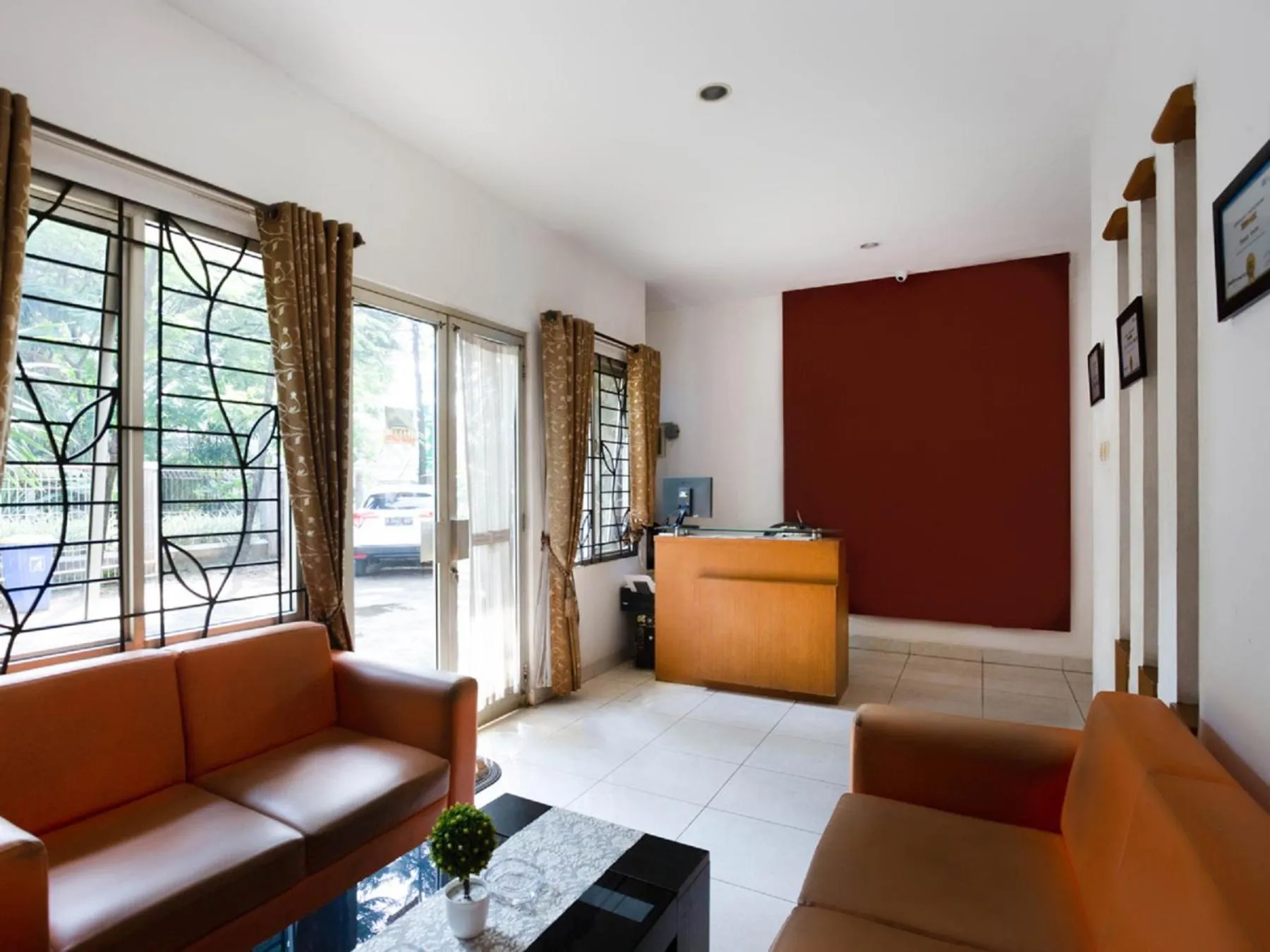 Lobby or reception in RedDoorz Syariah Plus @ Wisma Bougenville Karawaci