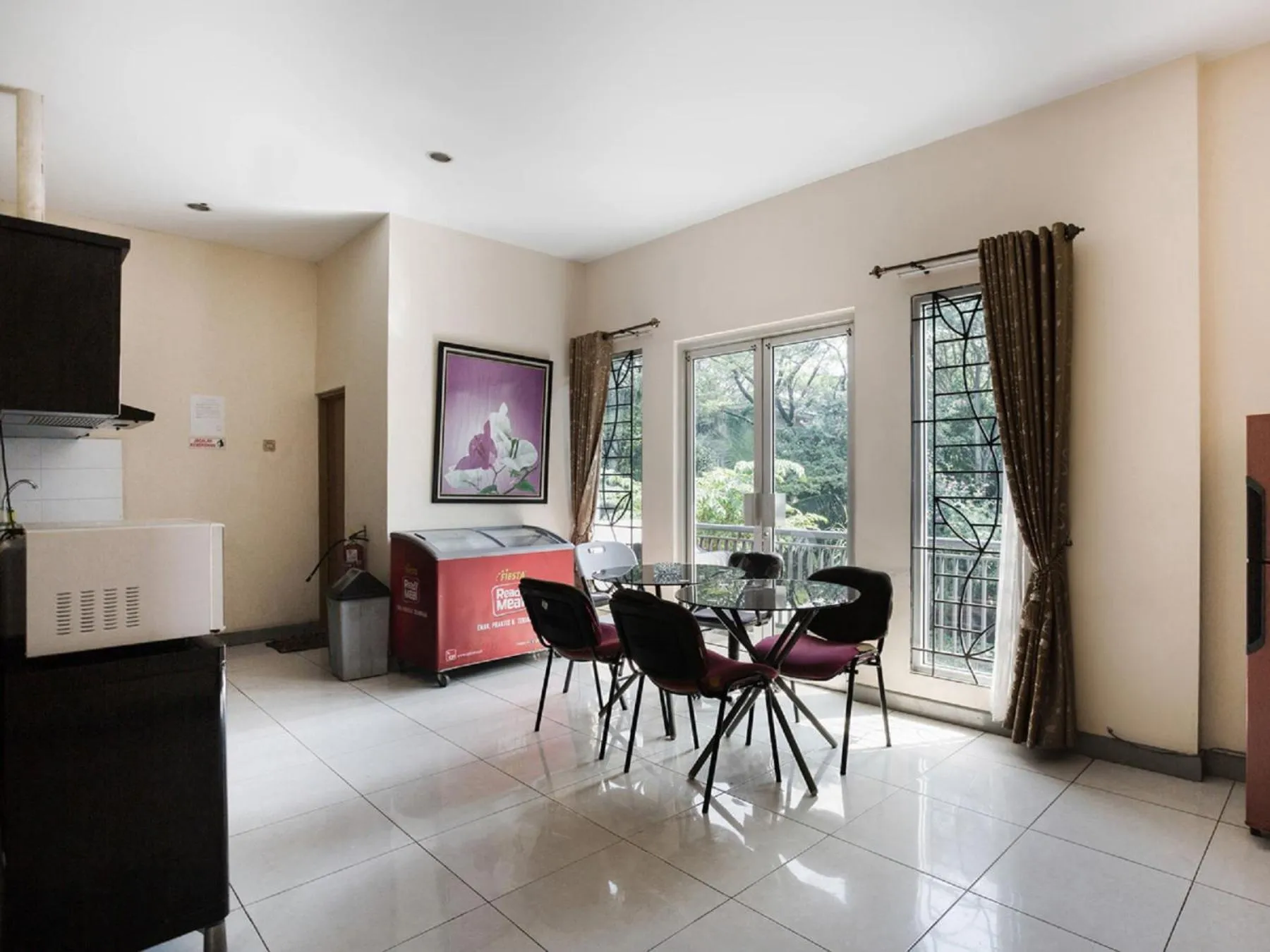 Dining area in RedDoorz Syariah Plus @ Wisma Bougenville Karawaci