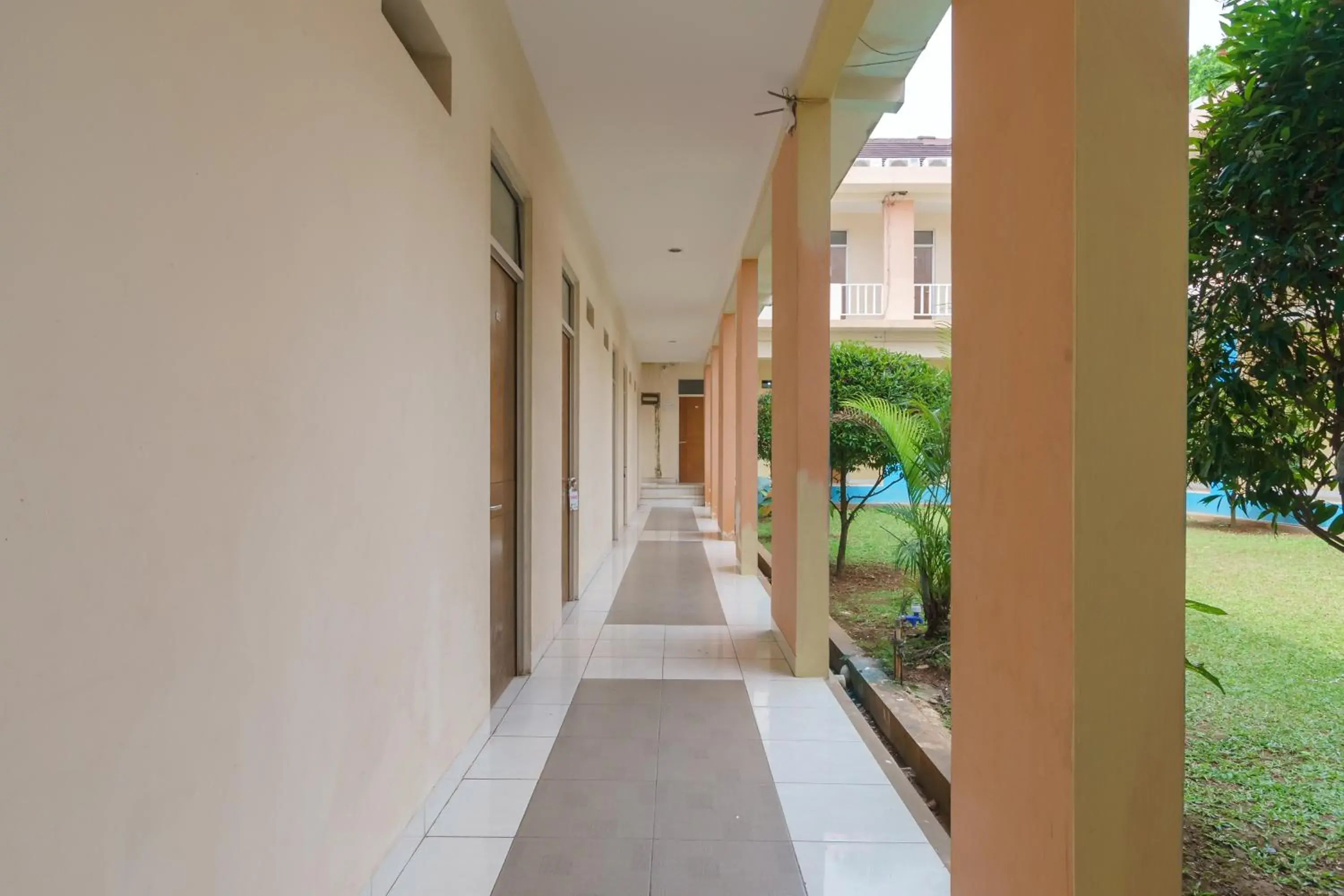 Facade/entrance in RedDoorz Syariah Plus @ Wisma Bougenville Karawaci Facade/entrance in RedDoorz Syariah Plus @ Wisma Bougenville Karawaci