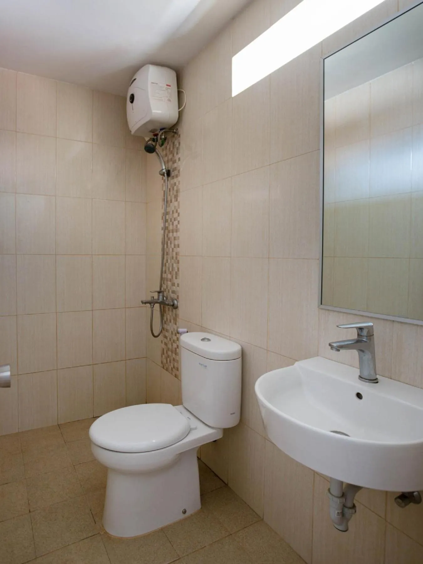 Bathroom in RedDoorz Syariah Plus @ Wisma Bougenville Karawaci