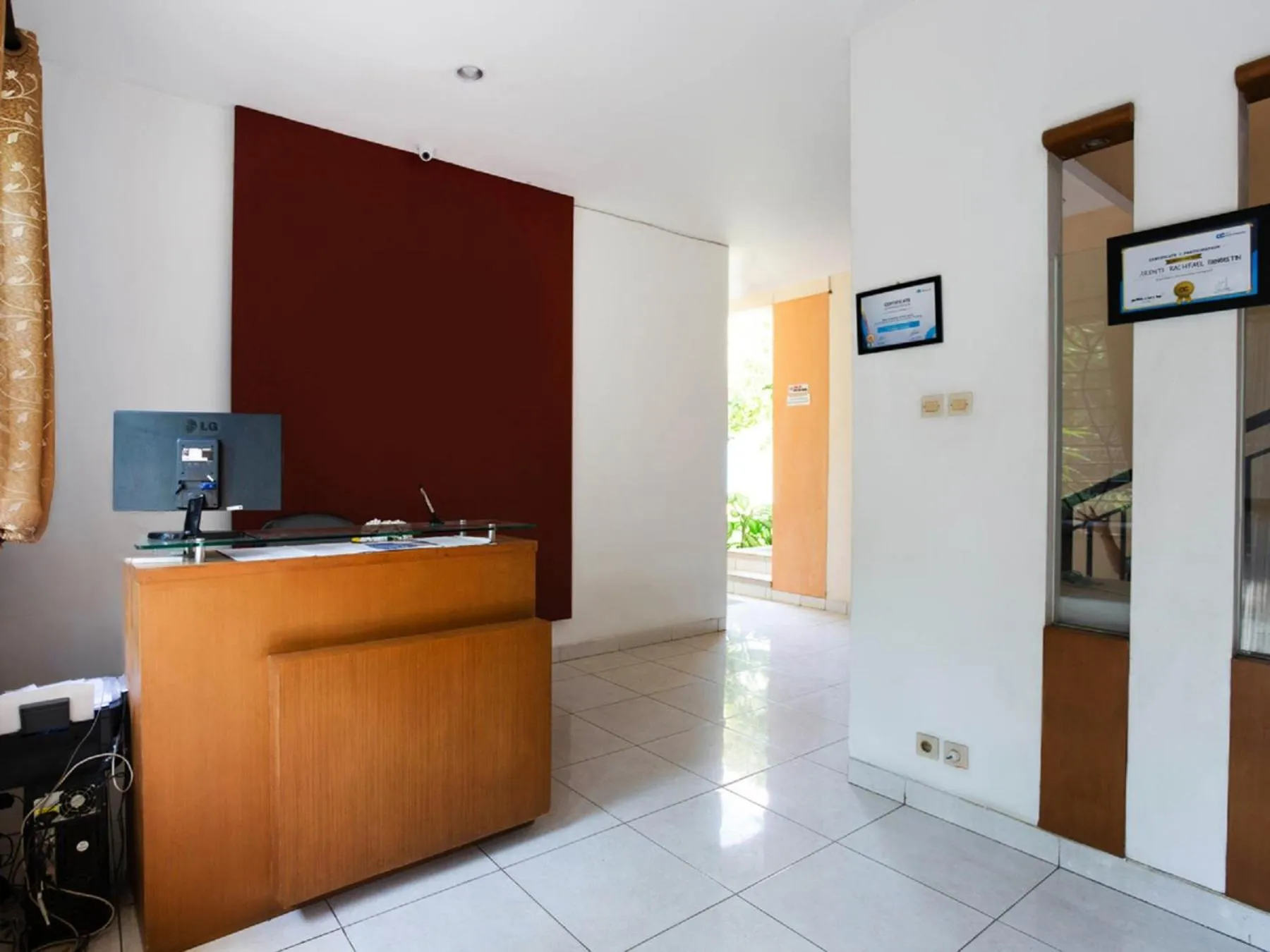 Lobby or reception in RedDoorz Syariah Plus @ Wisma Bougenville Karawaci