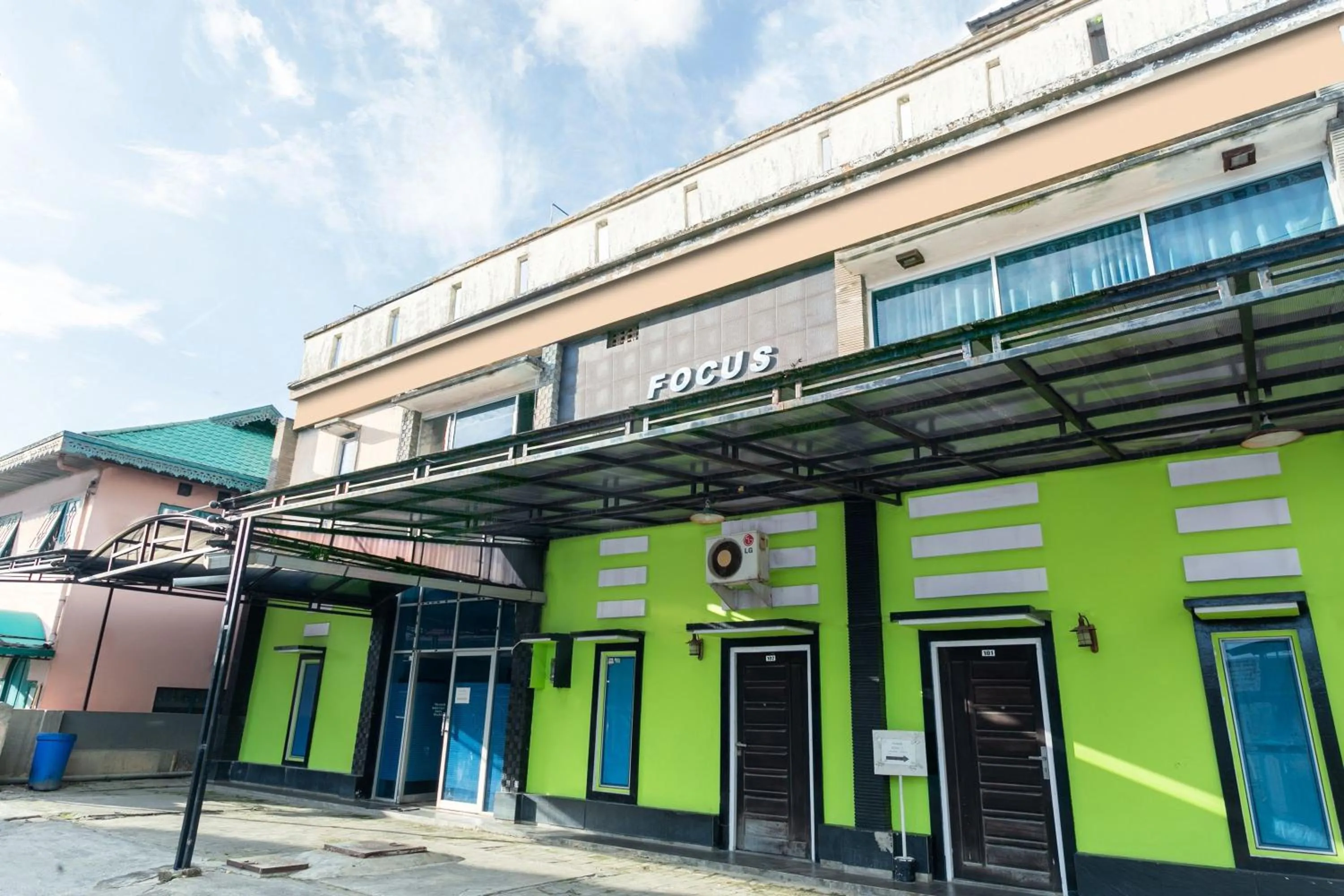 Facade/entrance in Hotel O Wisma Focus