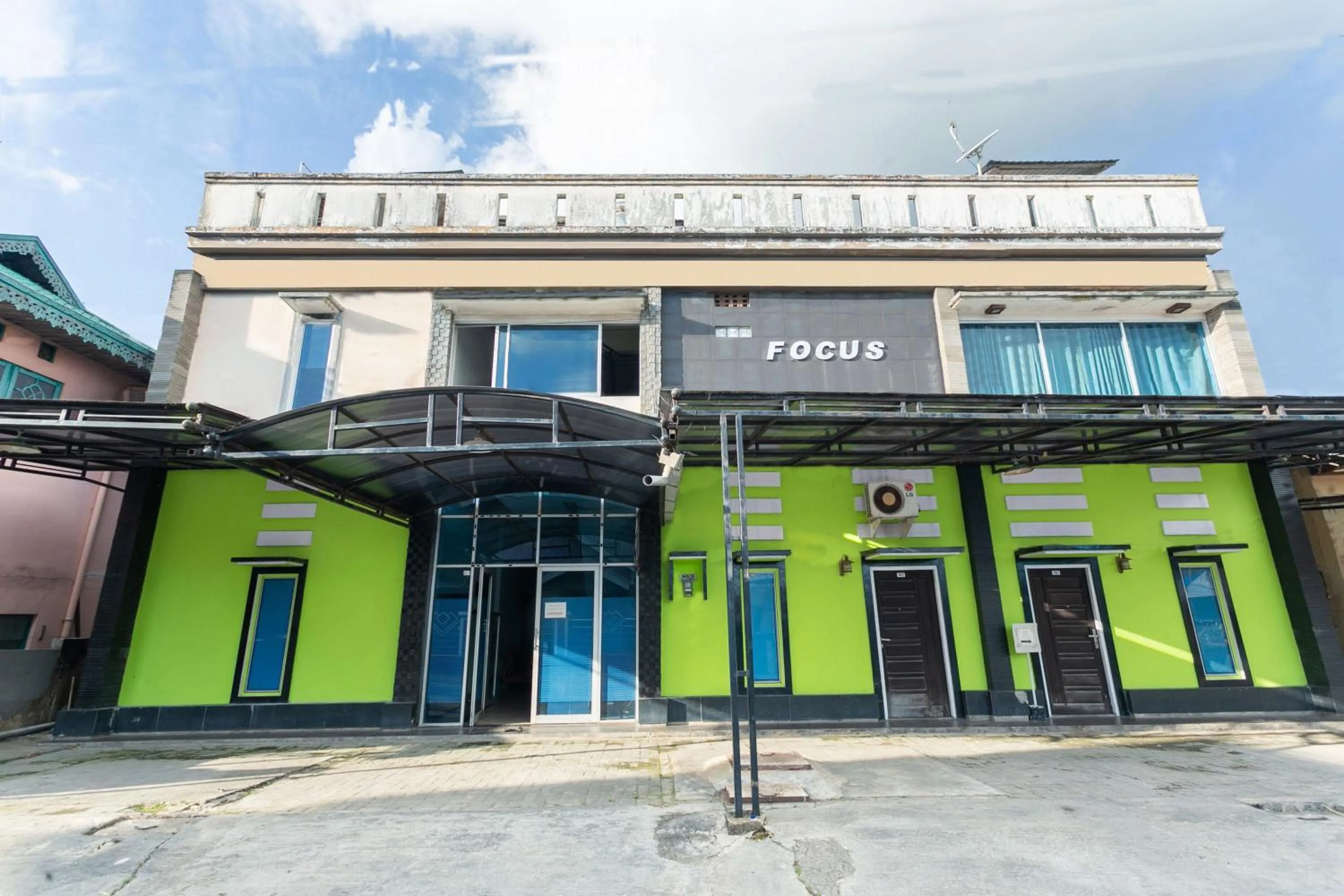 Facade/entrance in Hotel O Wisma Focus