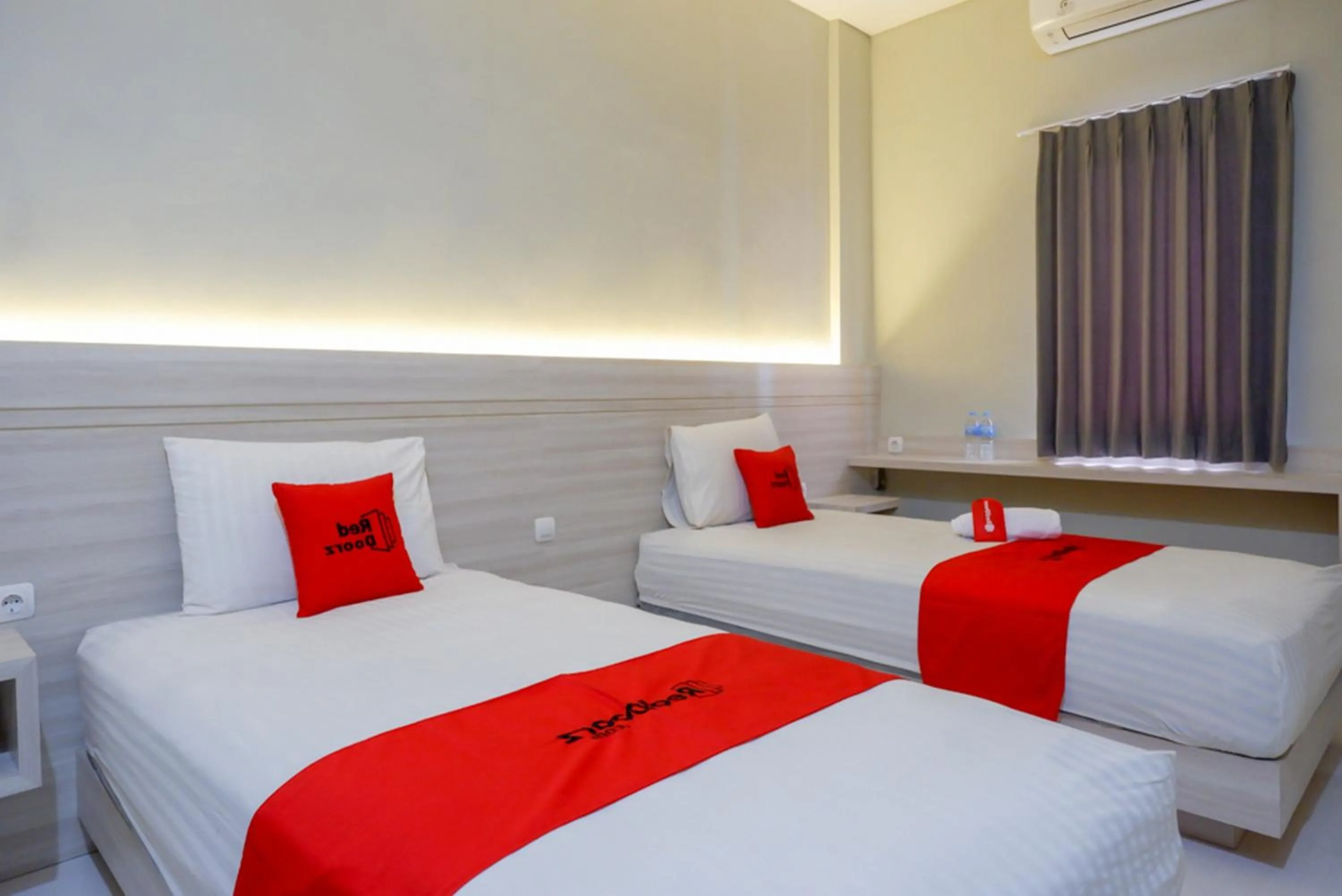 Standard Twin Room in RedDoorz Syariah near PRPP Marina Semarang