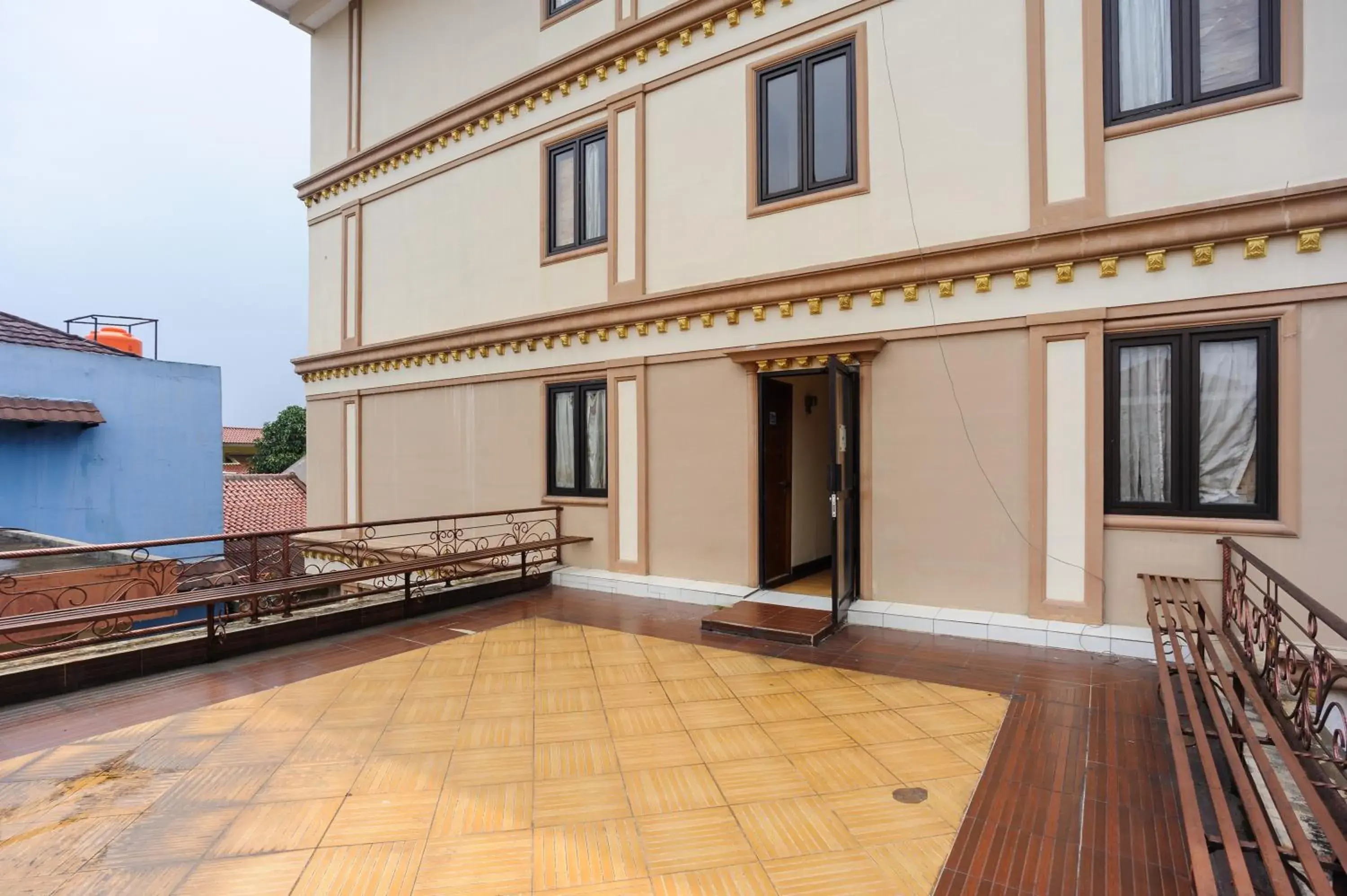 Property building in Super OYO 3747 Comfort Residence Property building in Super OYO 3747 Comfort Residence