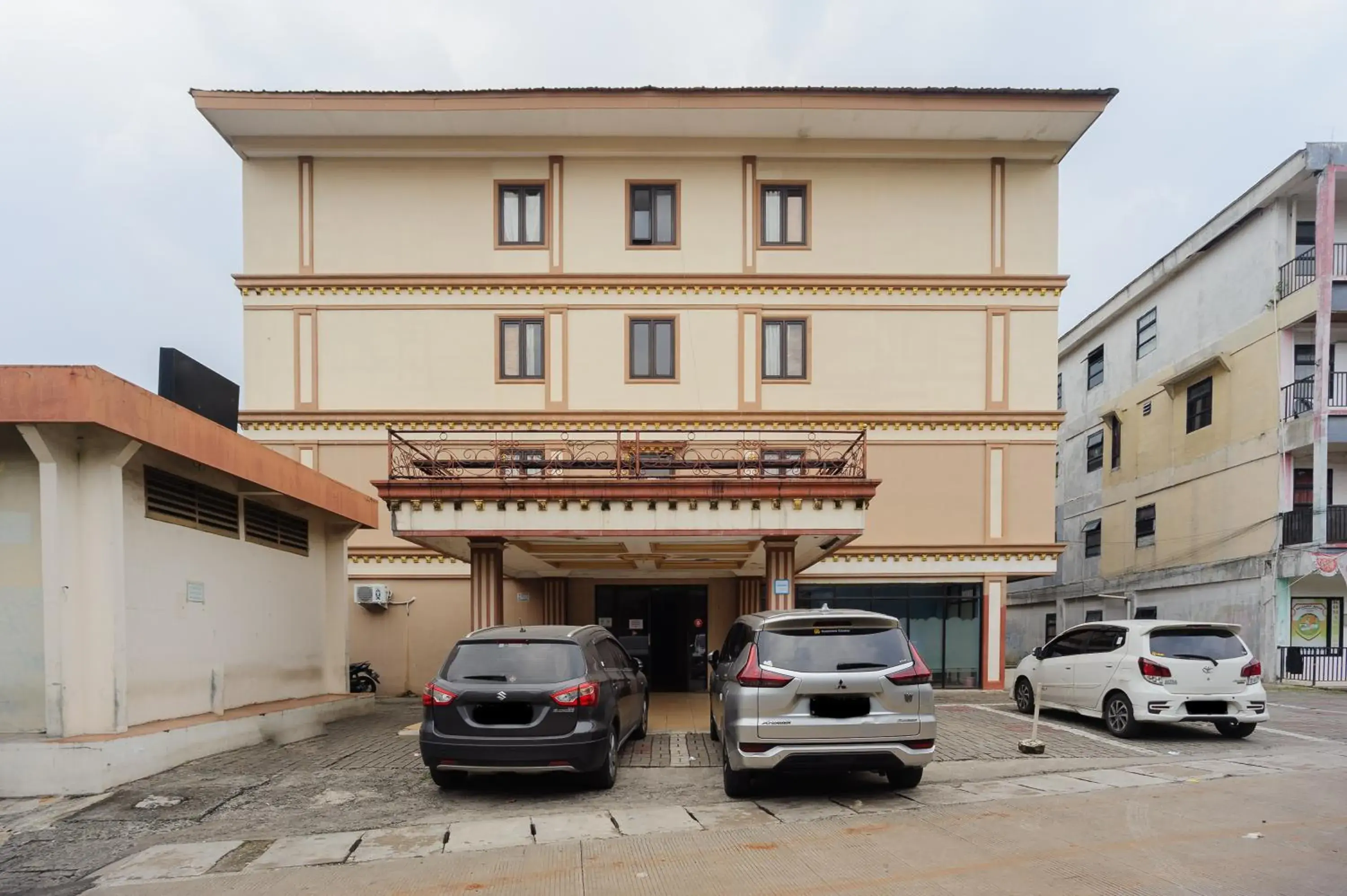 Property building in Super OYO 3747 Comfort Residence Property building in Super OYO 3747 Comfort Residence