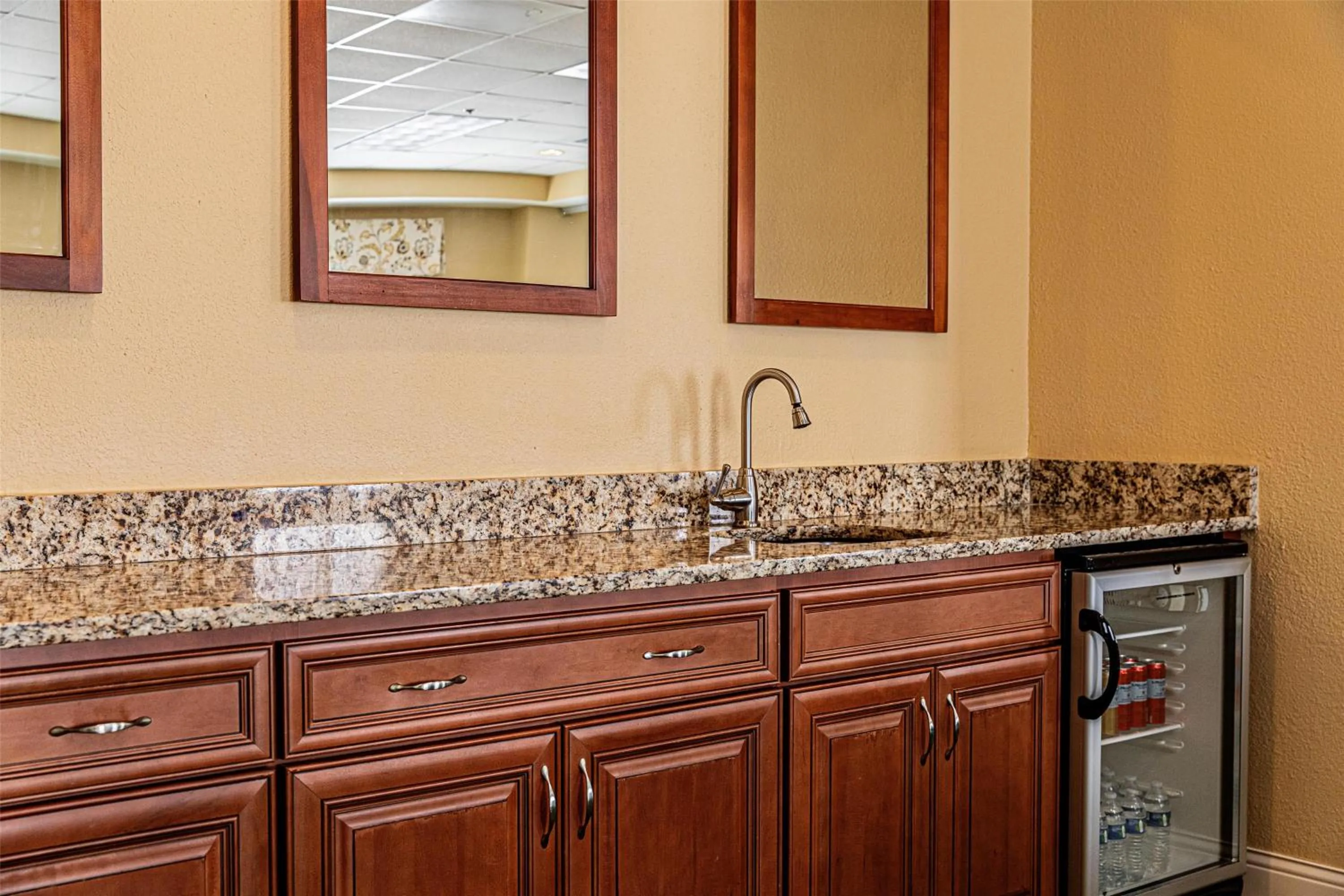 Meeting/conference room in Hampton Inn Charleston-Daniel Island