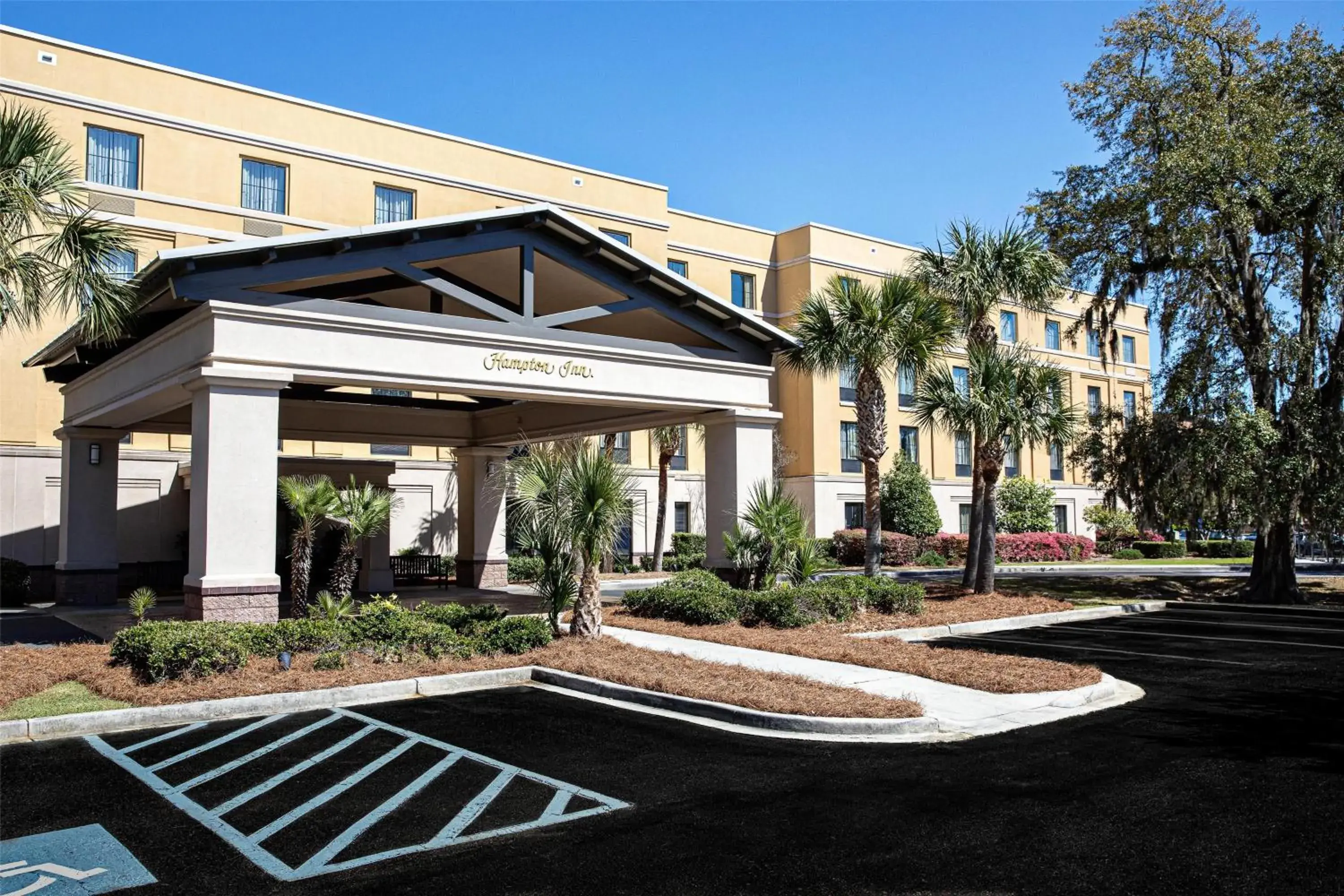 Property building in Hampton Inn Charleston-Daniel Island Property building in Hampton Inn Charleston-Daniel Island