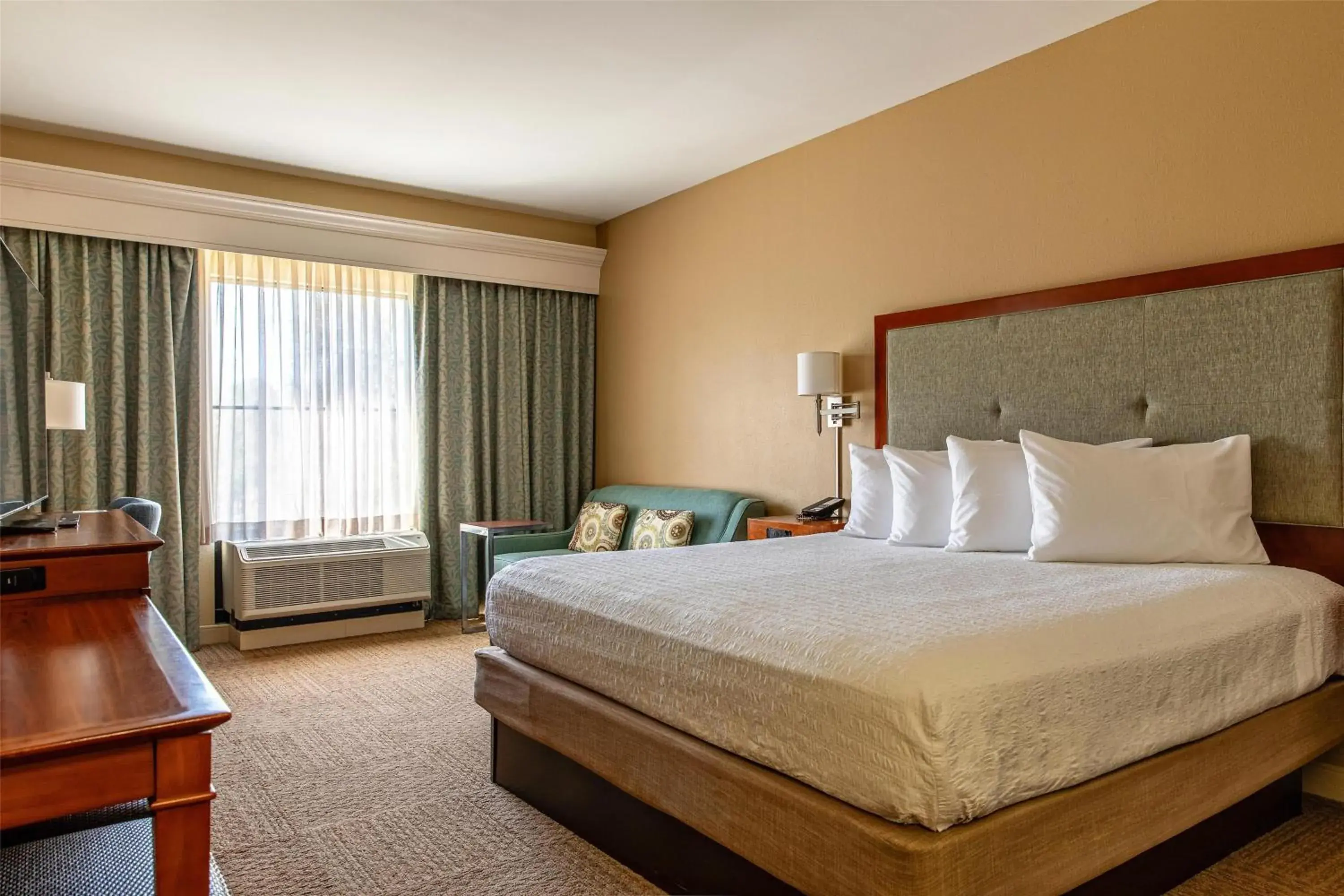 Bed in Hampton Inn Charleston-Daniel Island Bed in Hampton Inn Charleston-Daniel Island