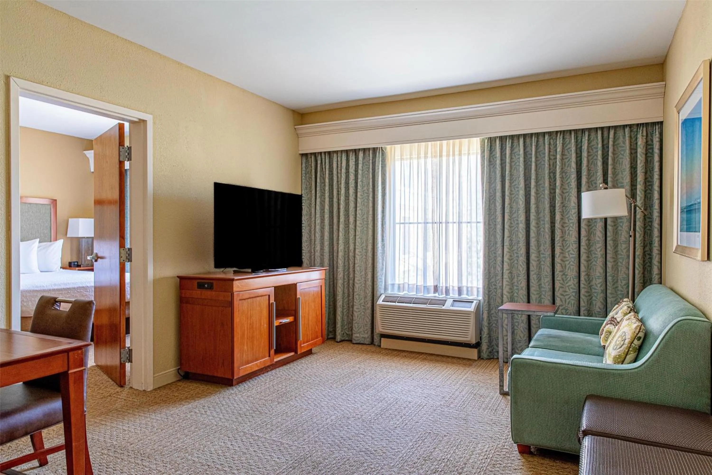 Living room, Bed in Hampton Inn Charleston-Daniel Island