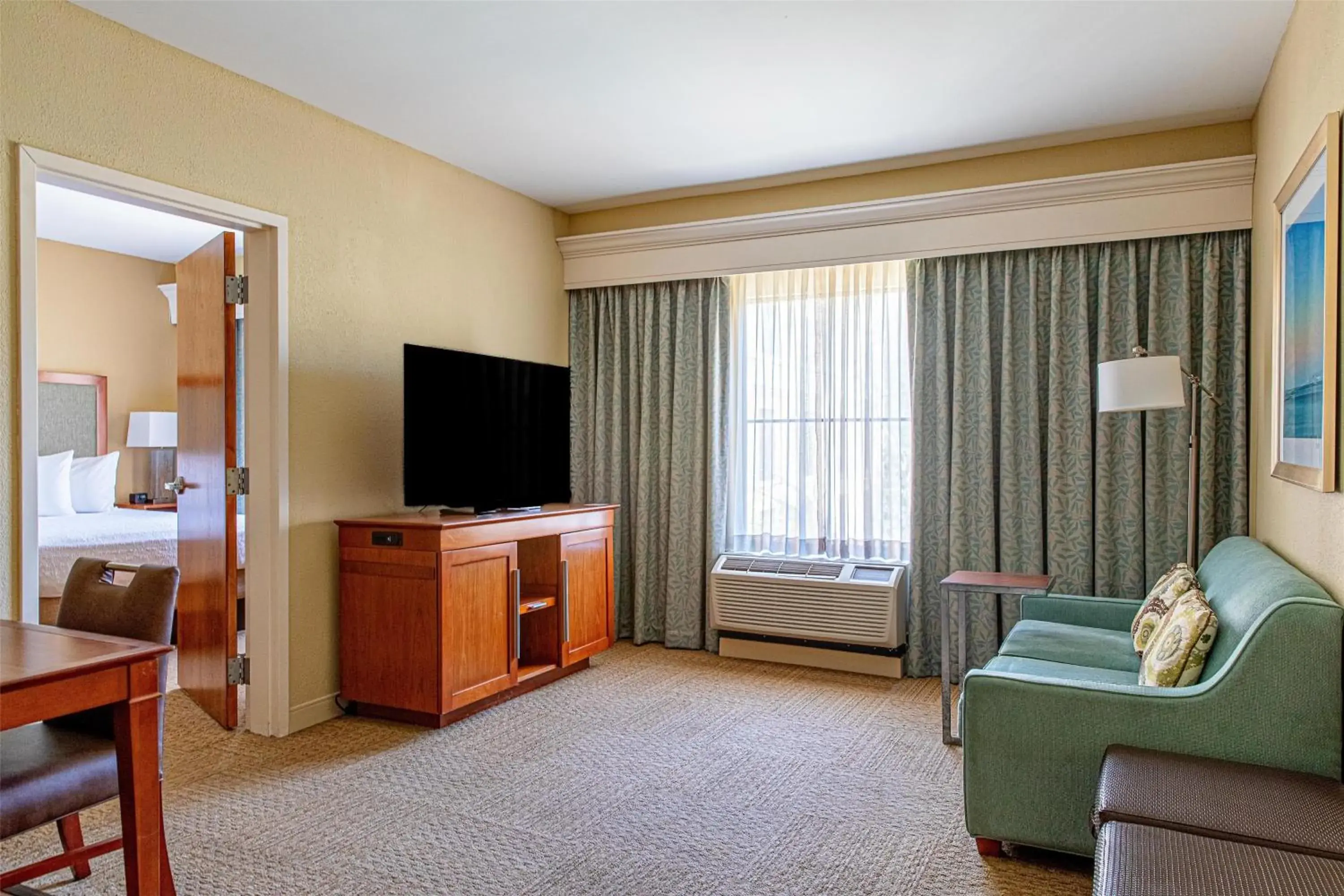 Living room, Bed in Hampton Inn Charleston-Daniel Island Living room, Bed in Hampton Inn Charleston-Daniel Island