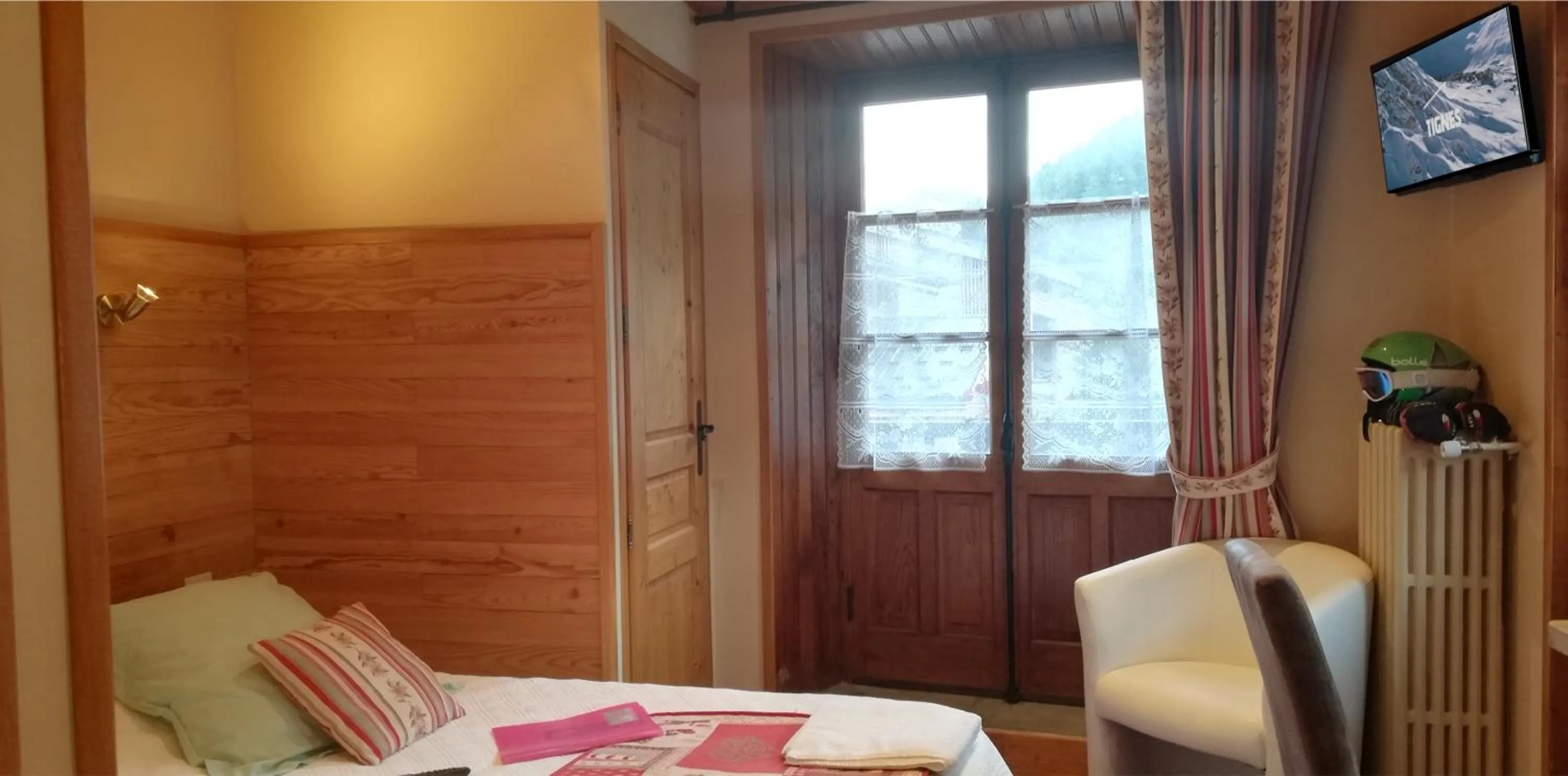 Photo of the whole room, Bed in Le Dôme