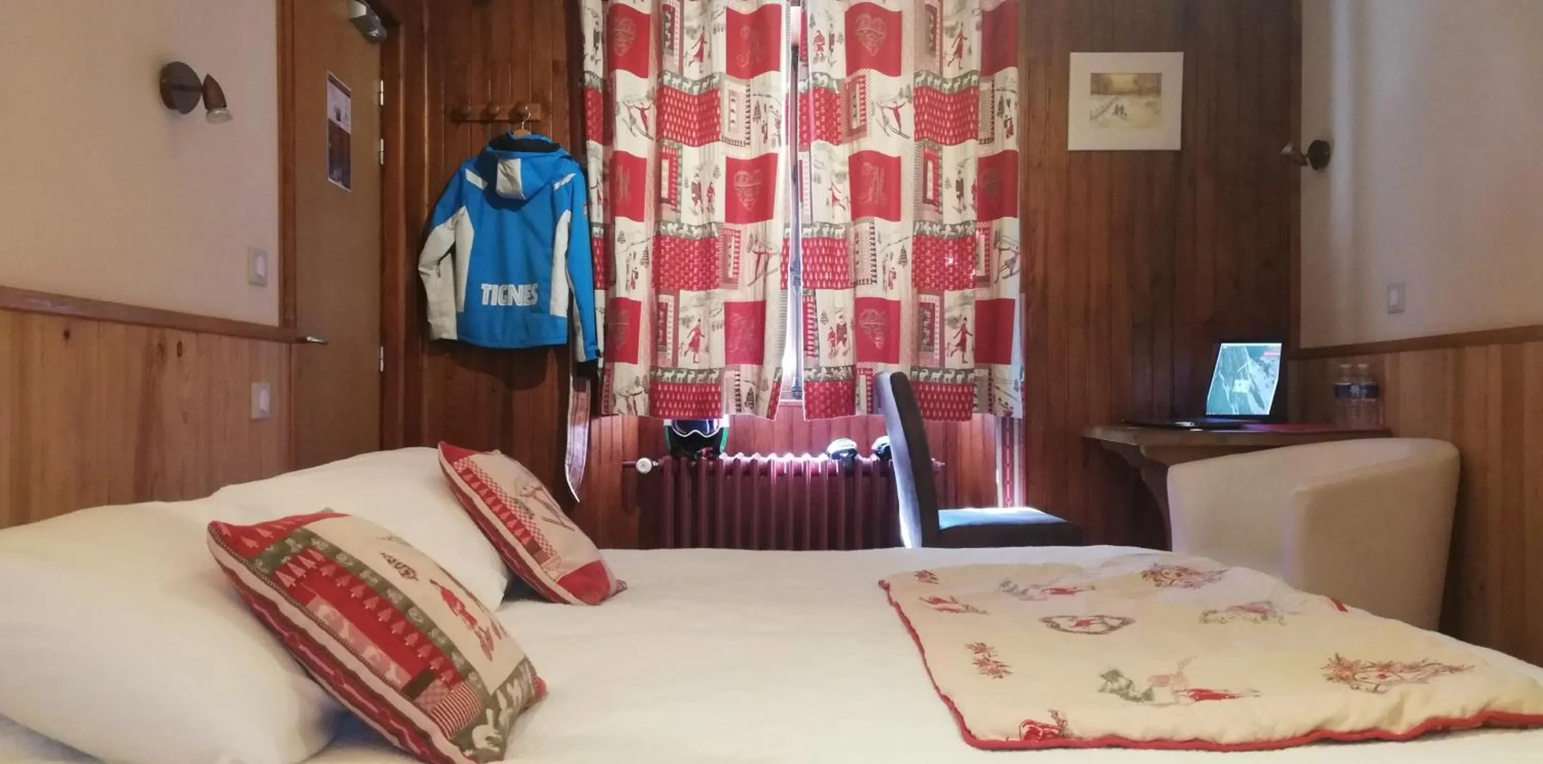 Photo of the whole room, Bed in Le Dôme