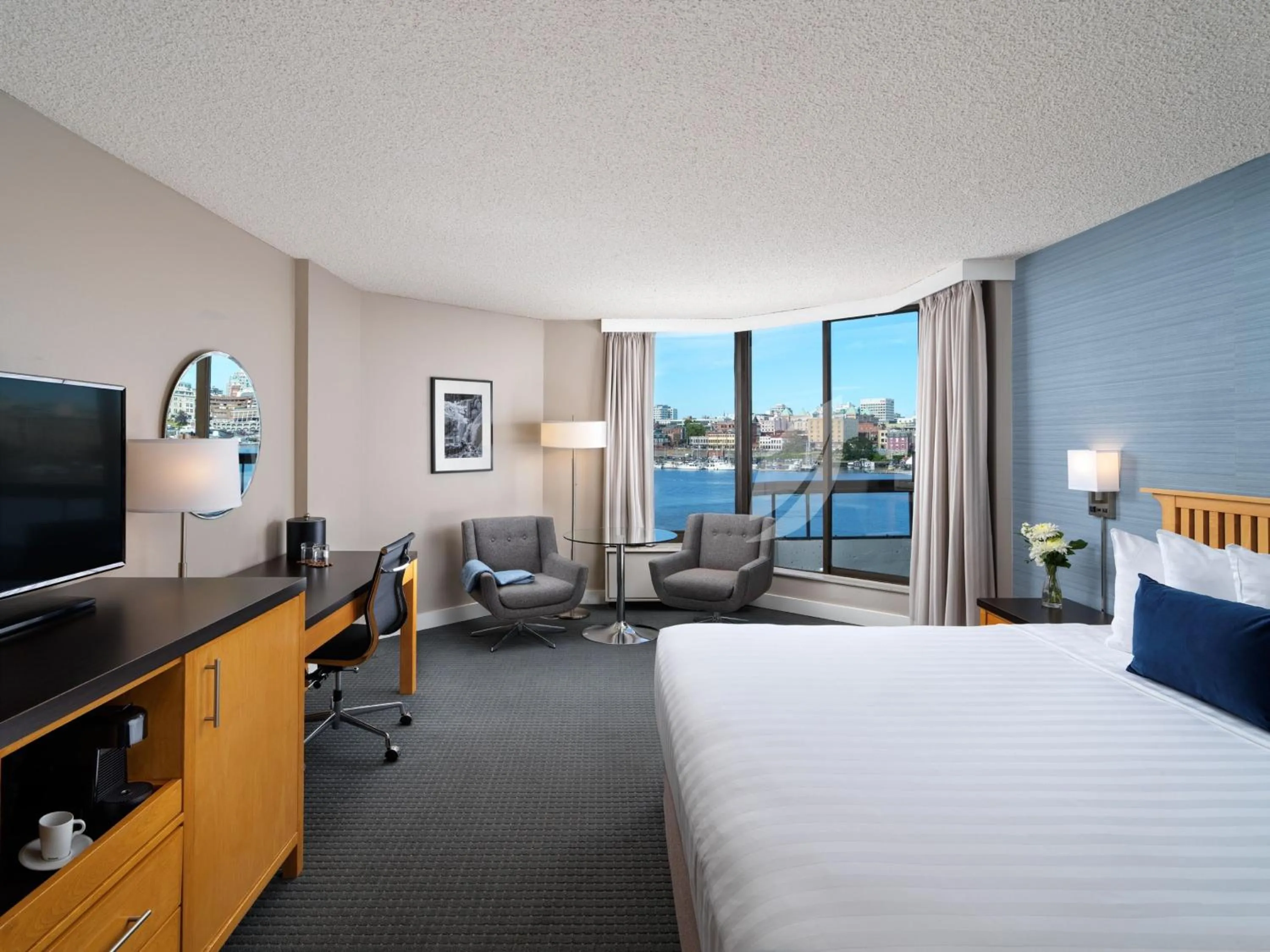 Bed in Inn at Laurel Point