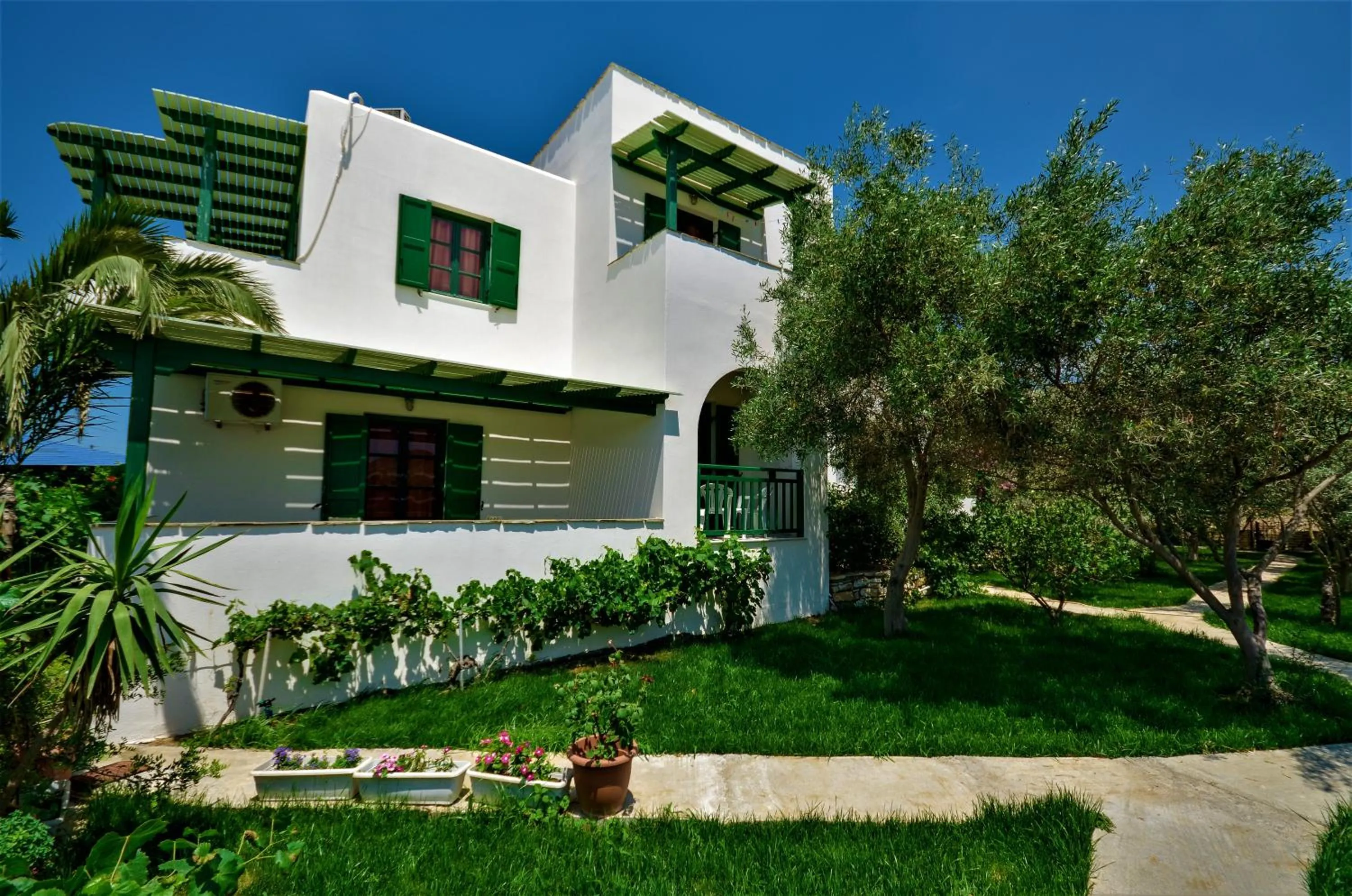 Garden in Studios Vrettos Beachfront Hotel