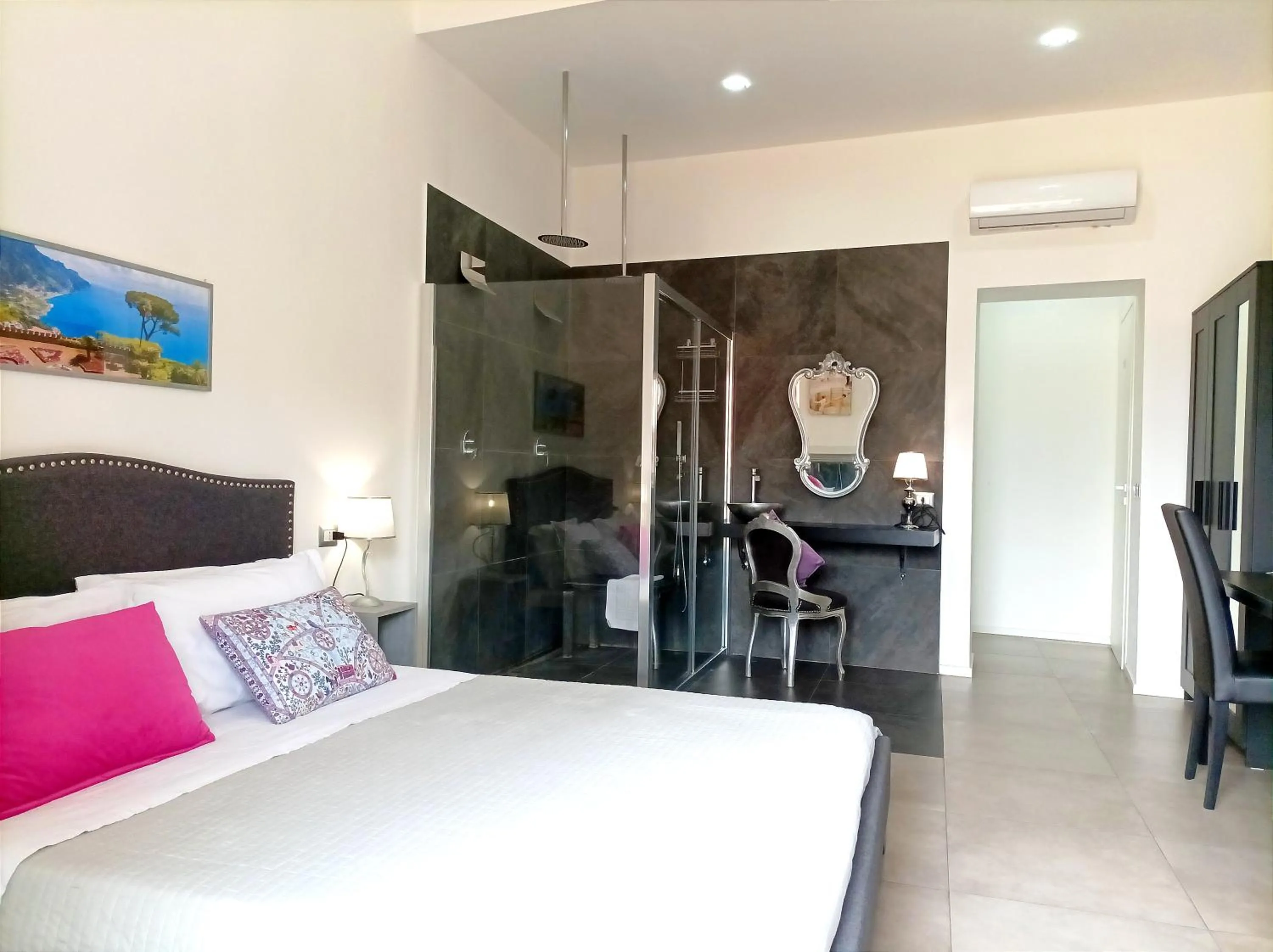 Photo of the whole room, Bed in Symposion B&B Apart