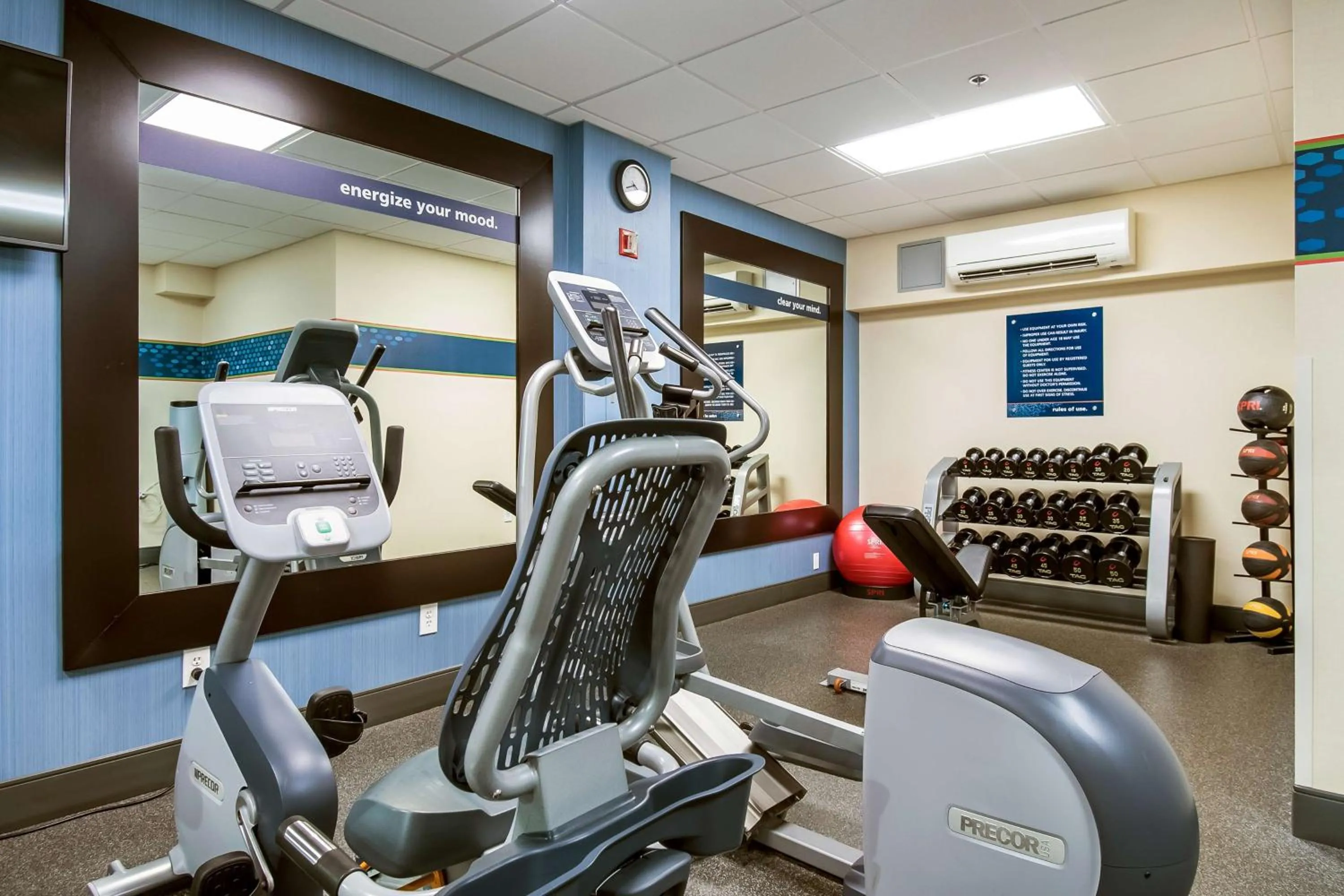Fitness centre/facilities in Hampton Inn West