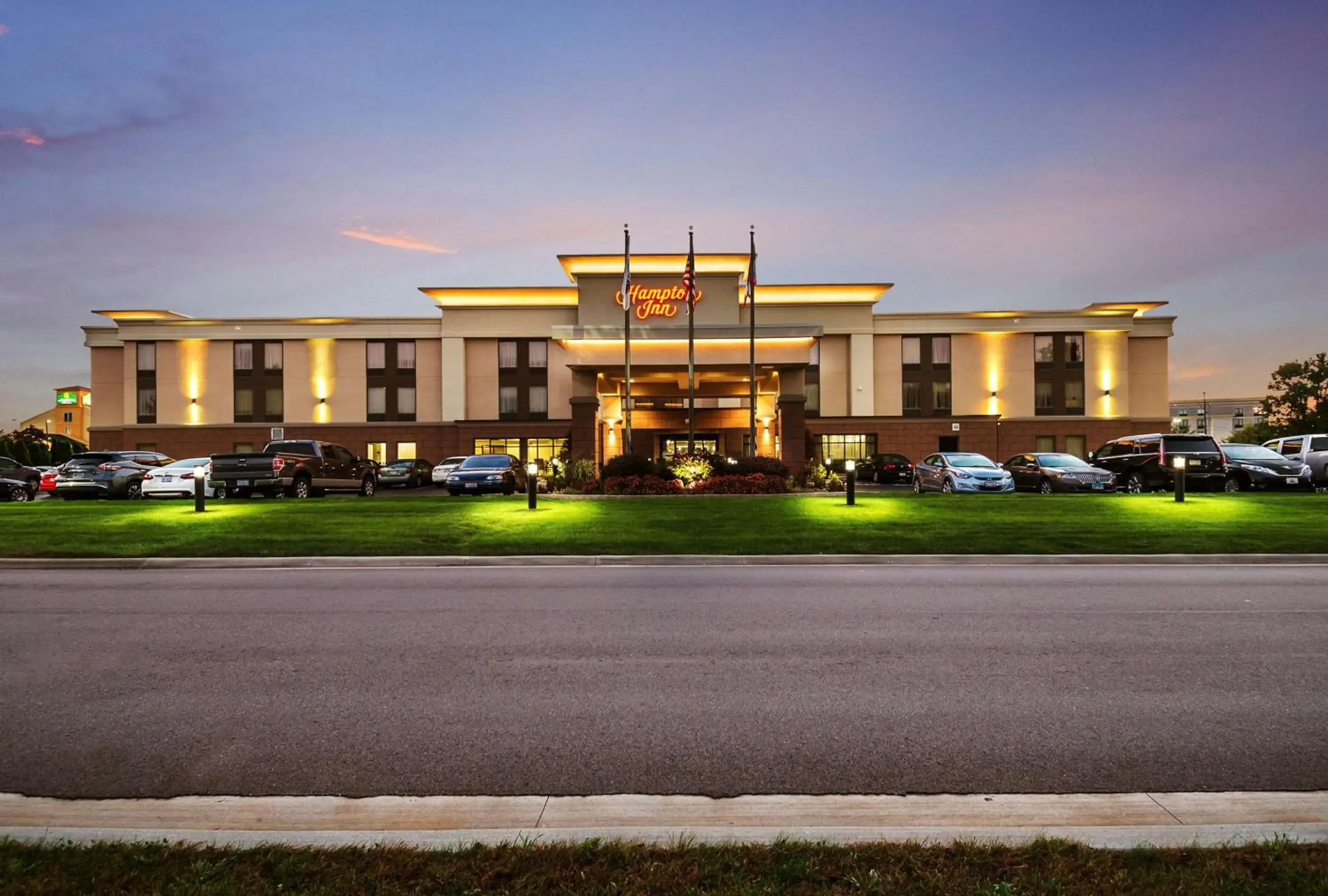 Property building in Hampton Inn West Property building in Hampton Inn West