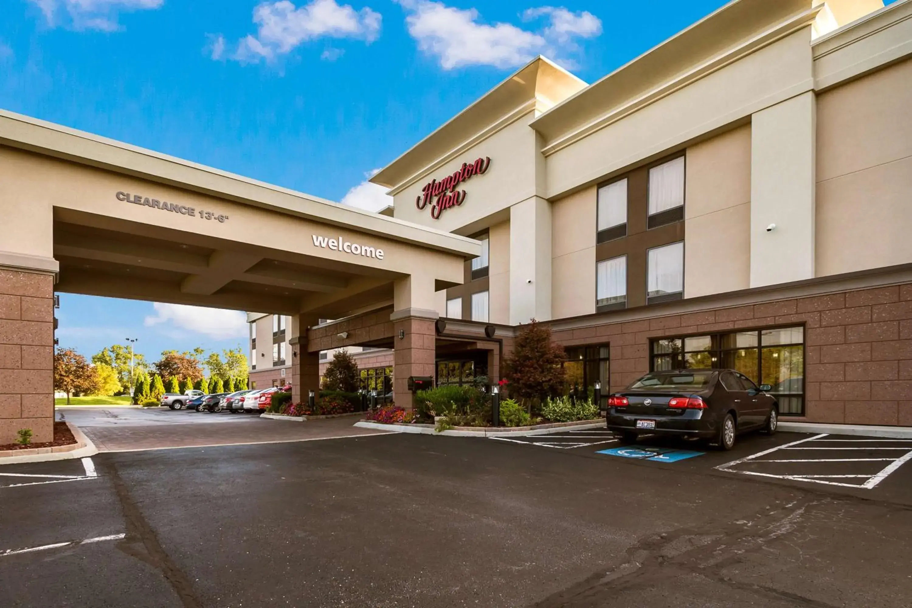 Property building in Hampton Inn West Property building in Hampton Inn West
