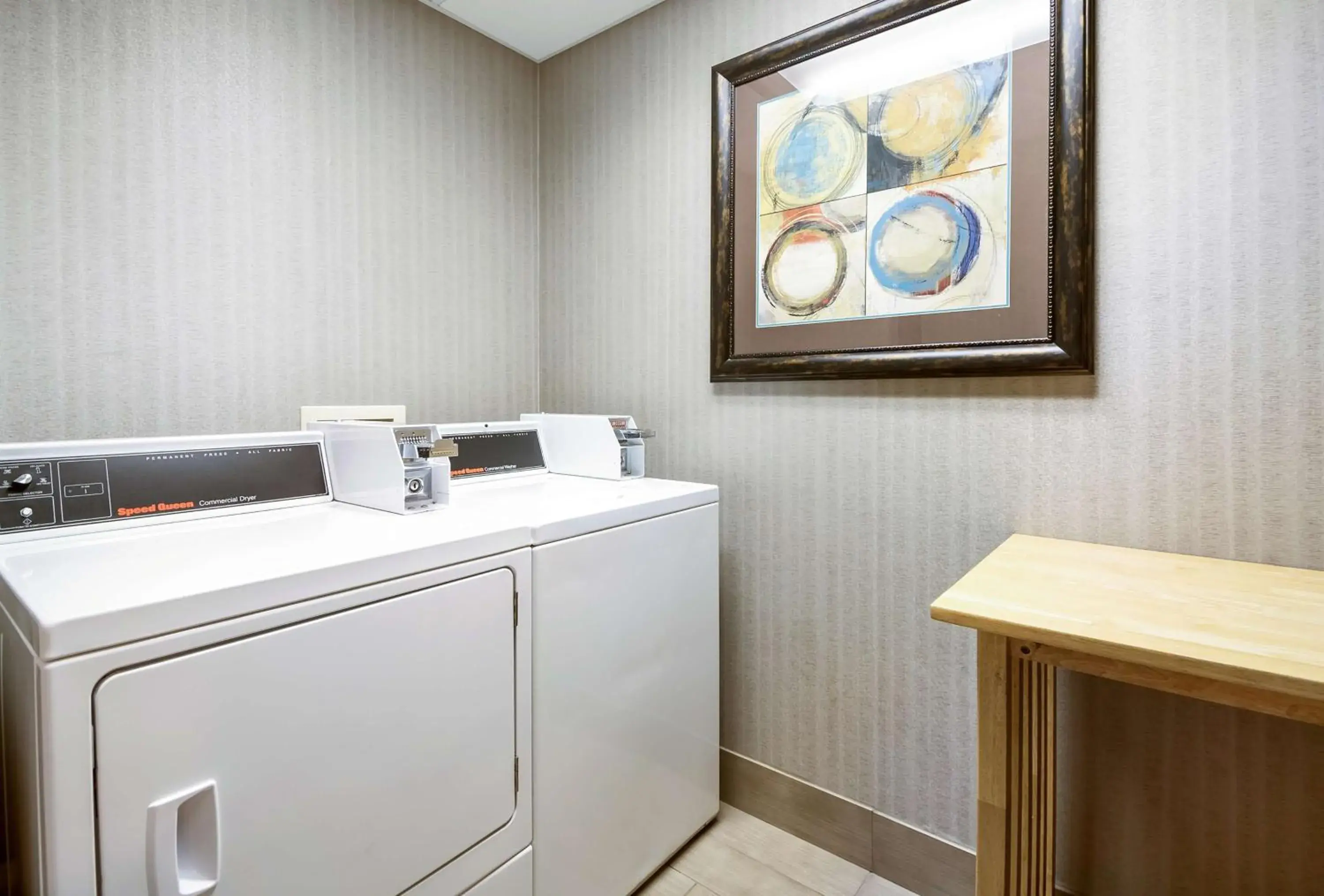 Property building in Hampton Inn West Property building in Hampton Inn West